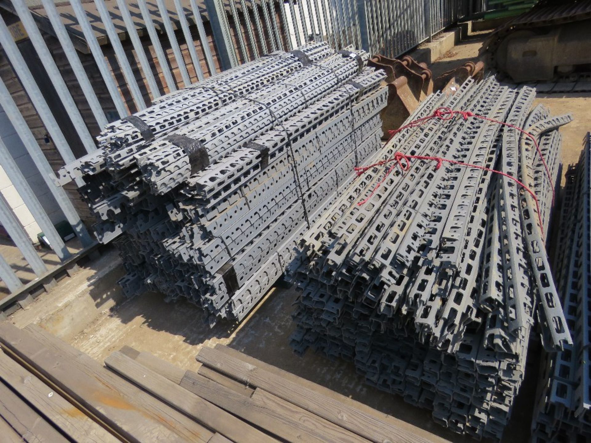 LARGE QUANTITY OF PLASTIC EDGING STRIPS. LOT LOCATION: SS13 1EF, BASILDON, ESSEX. - Image 3 of 3