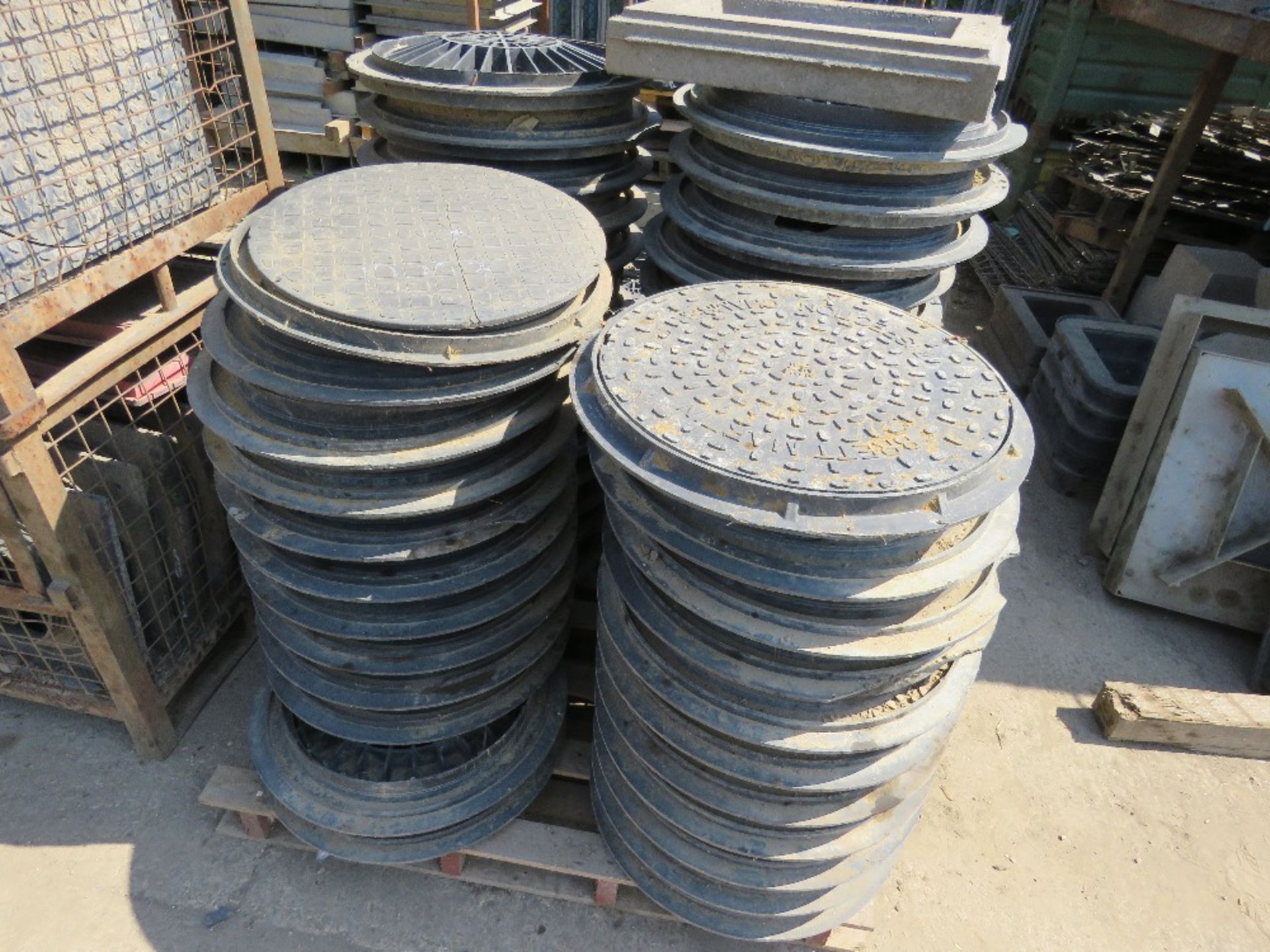 LARGE QUANTITY OF DRAINAGE MANHOLE COVERS AND SURROUNDS ETC, MAINLY PLASTIC. LOT LOCATION: SS13 1EF, - Image 3 of 4