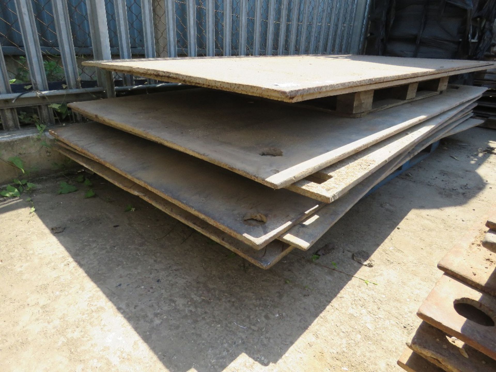 10 X STEEL ROAD PLATES. LOT LOCATION: SS13 1EF, BASILDON, ESSEX. - Image 3 of 4