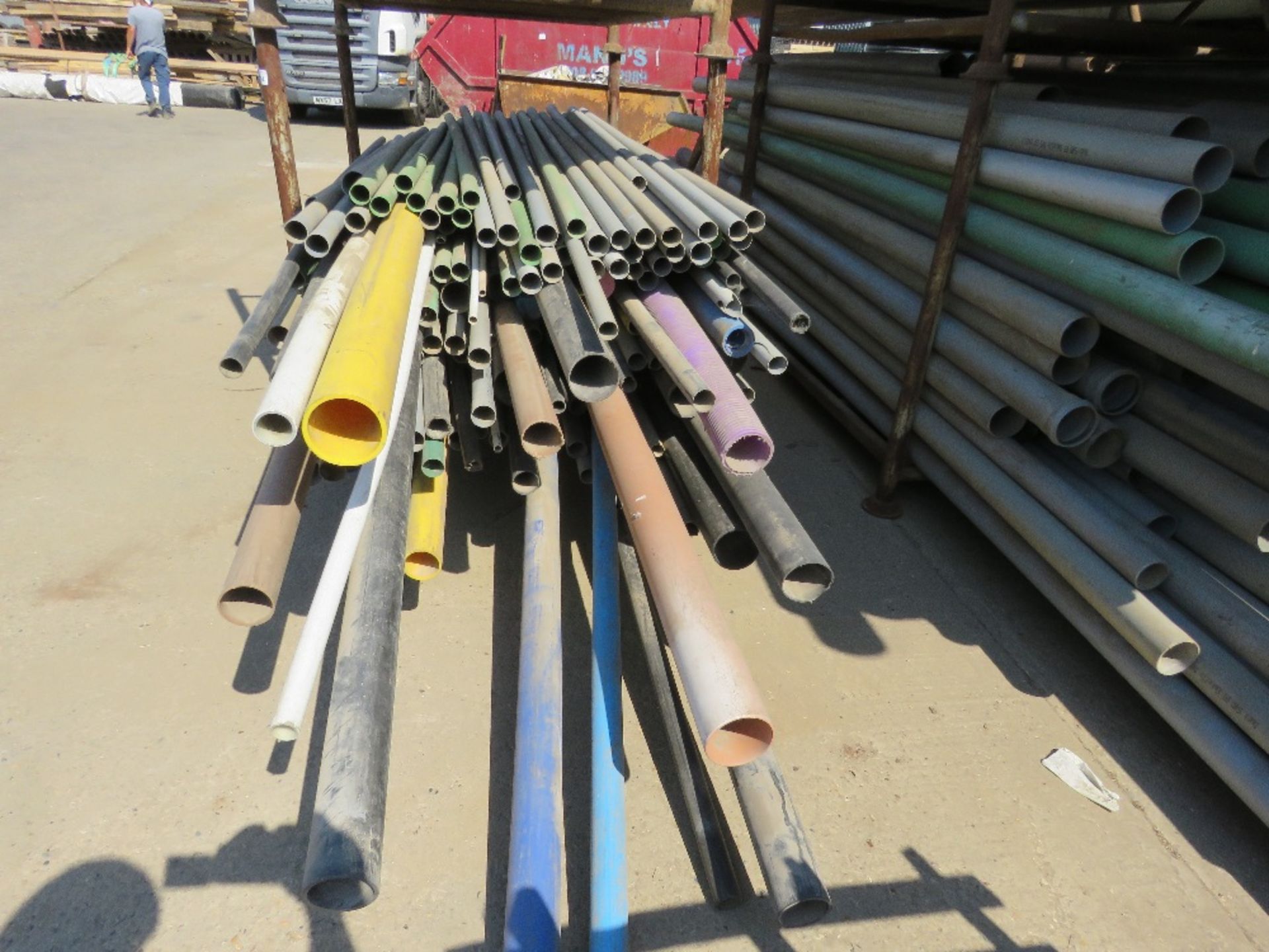 8 X LARGE STILLAGES OF PLASTIC DRAINAGE AND DUCTING PIPES. LOT LOCATION: SS13 1EF, BASILDON, ESSEX. - Image 4 of 14