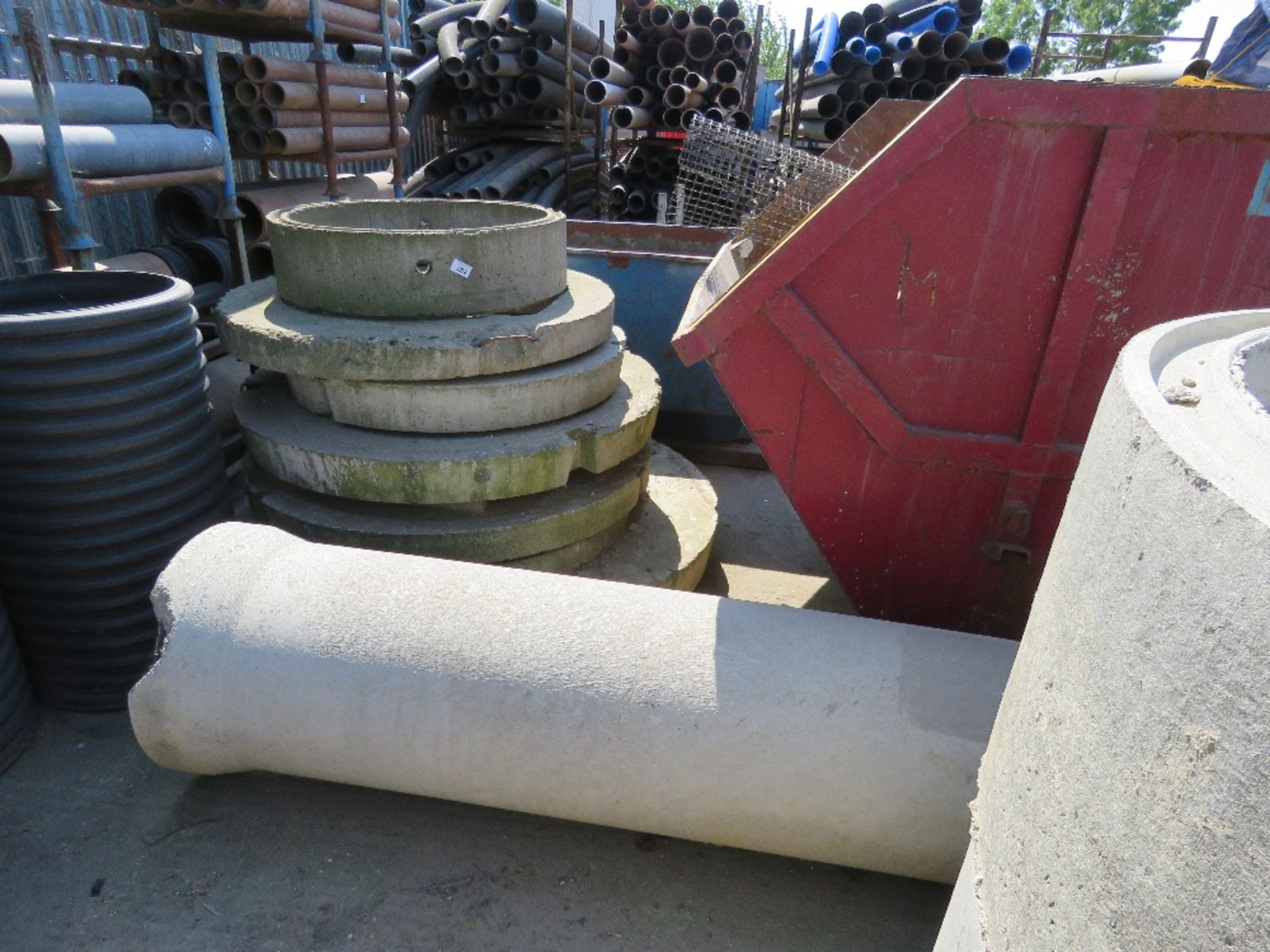 ASSORTED CONCRETE MANHOLE RINGS, TOPS AND A LARGE PIPE. LOT LOCATION: SS13 1EF, BASILDON, ESSEX. - Image 3 of 10