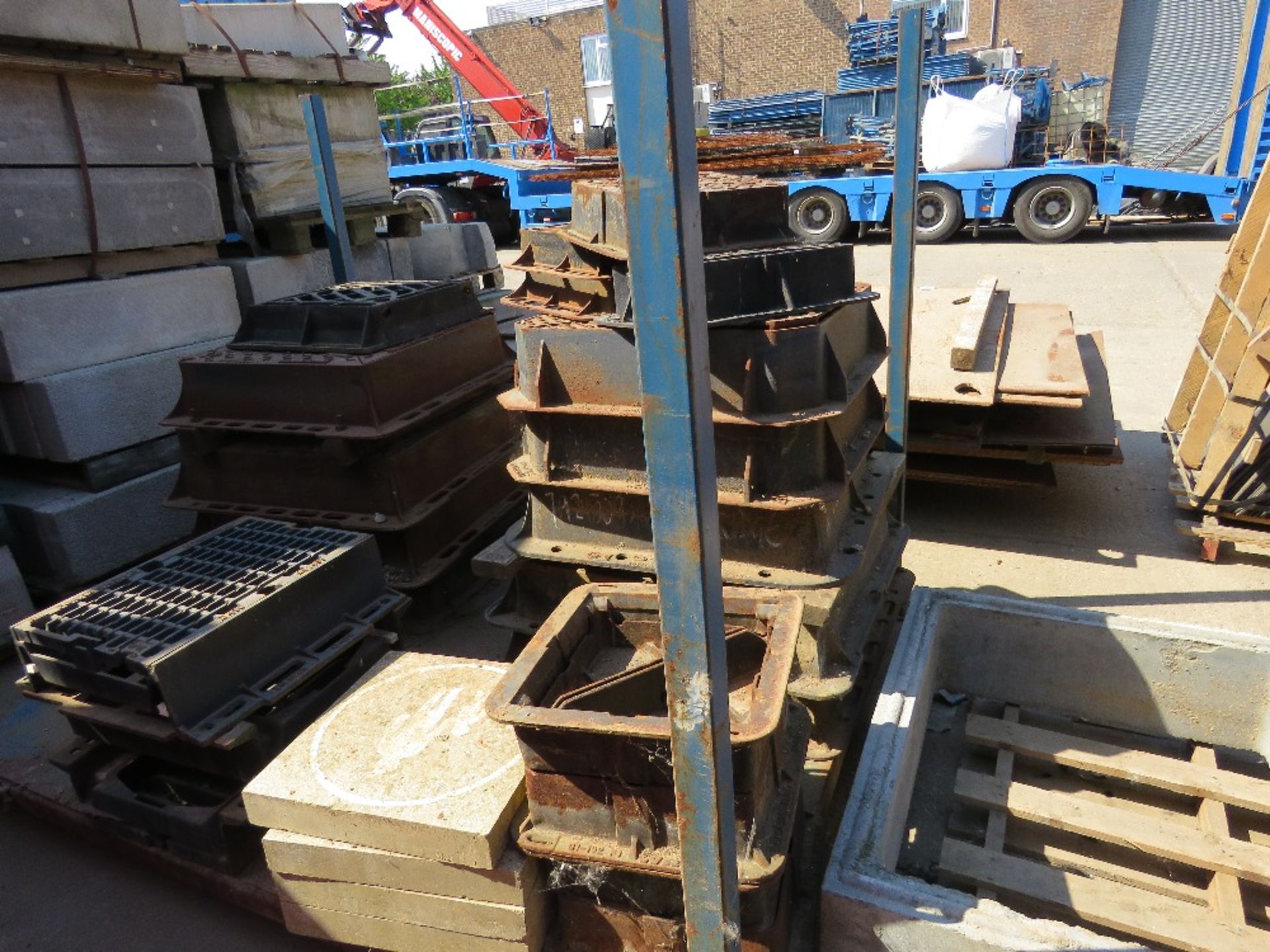 STILLAGE OF HEAVY DUTY CAST IRON MANHOLE COVERS PLUS 2 X CONCRETE SECTIONS. LOT LOCATION: SS13 1EF, - Image 4 of 5