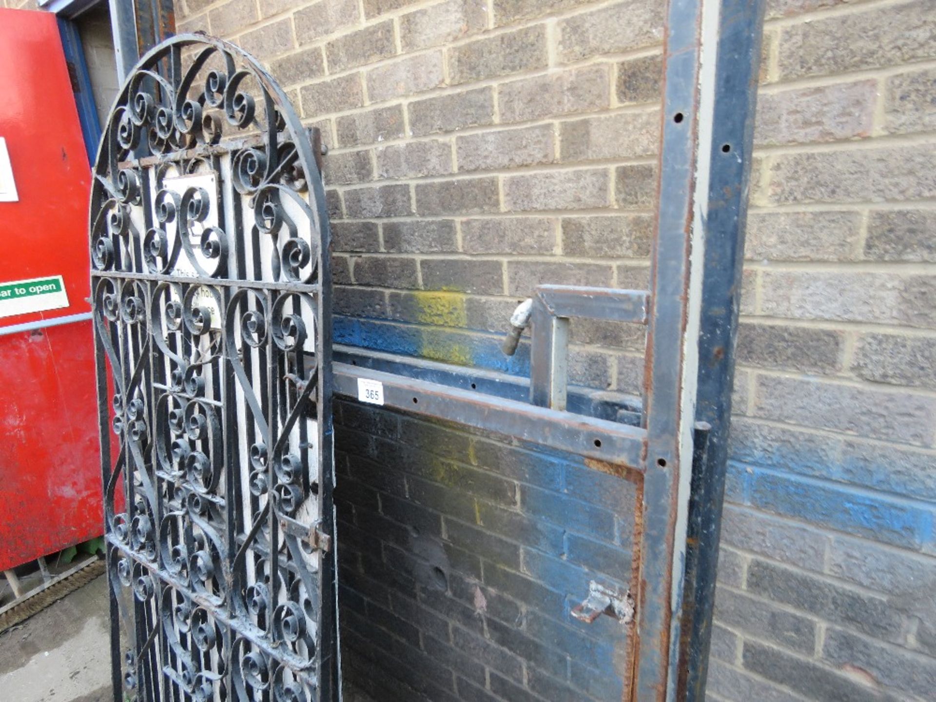 3 X METAL YARD GATE FRAMES PLUS 2 X ORNATE GARDEN GATES. LOT LOCATION: SS13 1EF, BASILDON, ESSEX. - Image 4 of 4