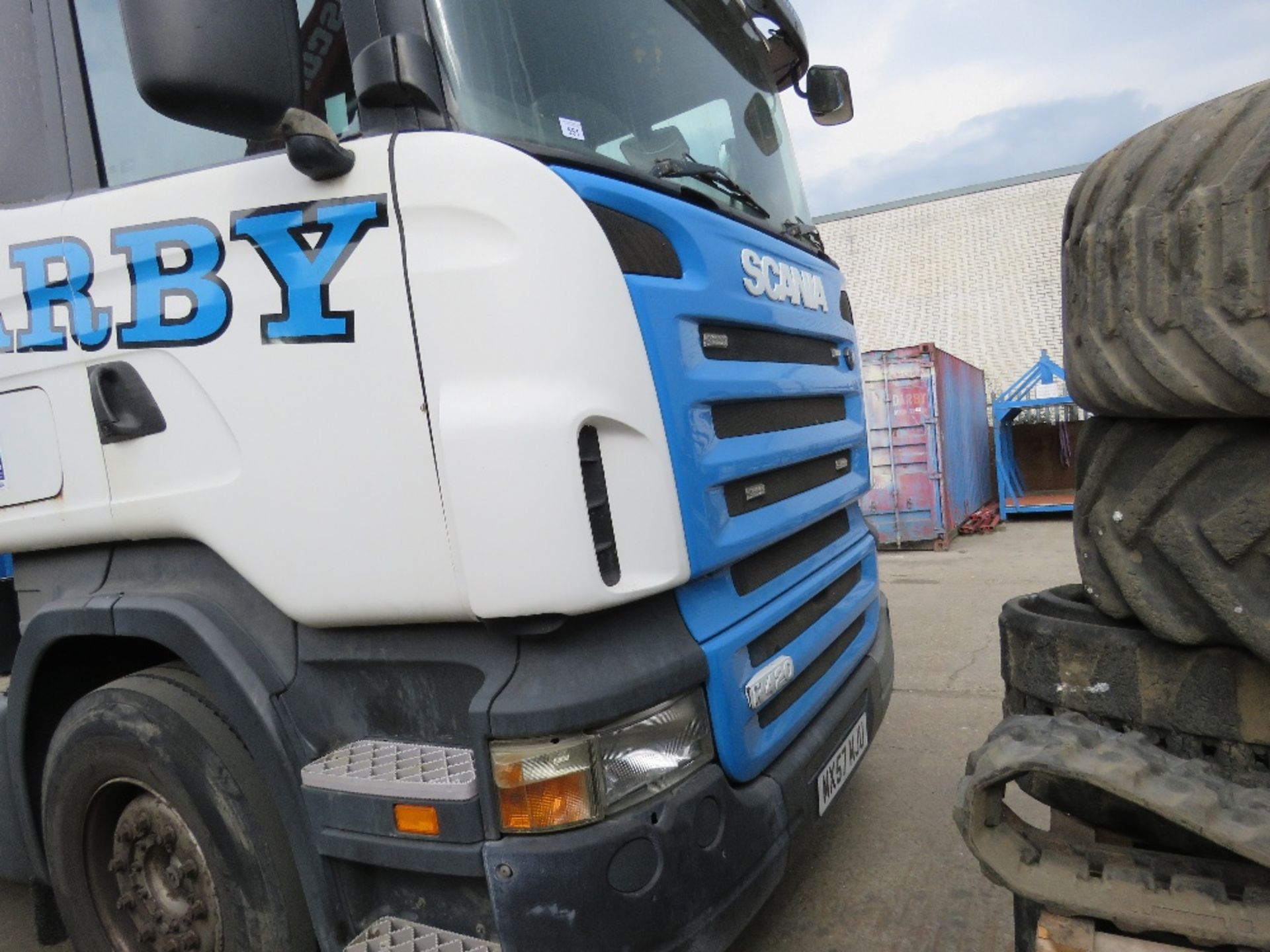 SCANIA R420 6X2 TRACTOR UNIT LORRY WITH TRIAXLED BEAVER TAILED PLANT TRAILER, REG:MX57MJU. 754,827 r - Image 18 of 27