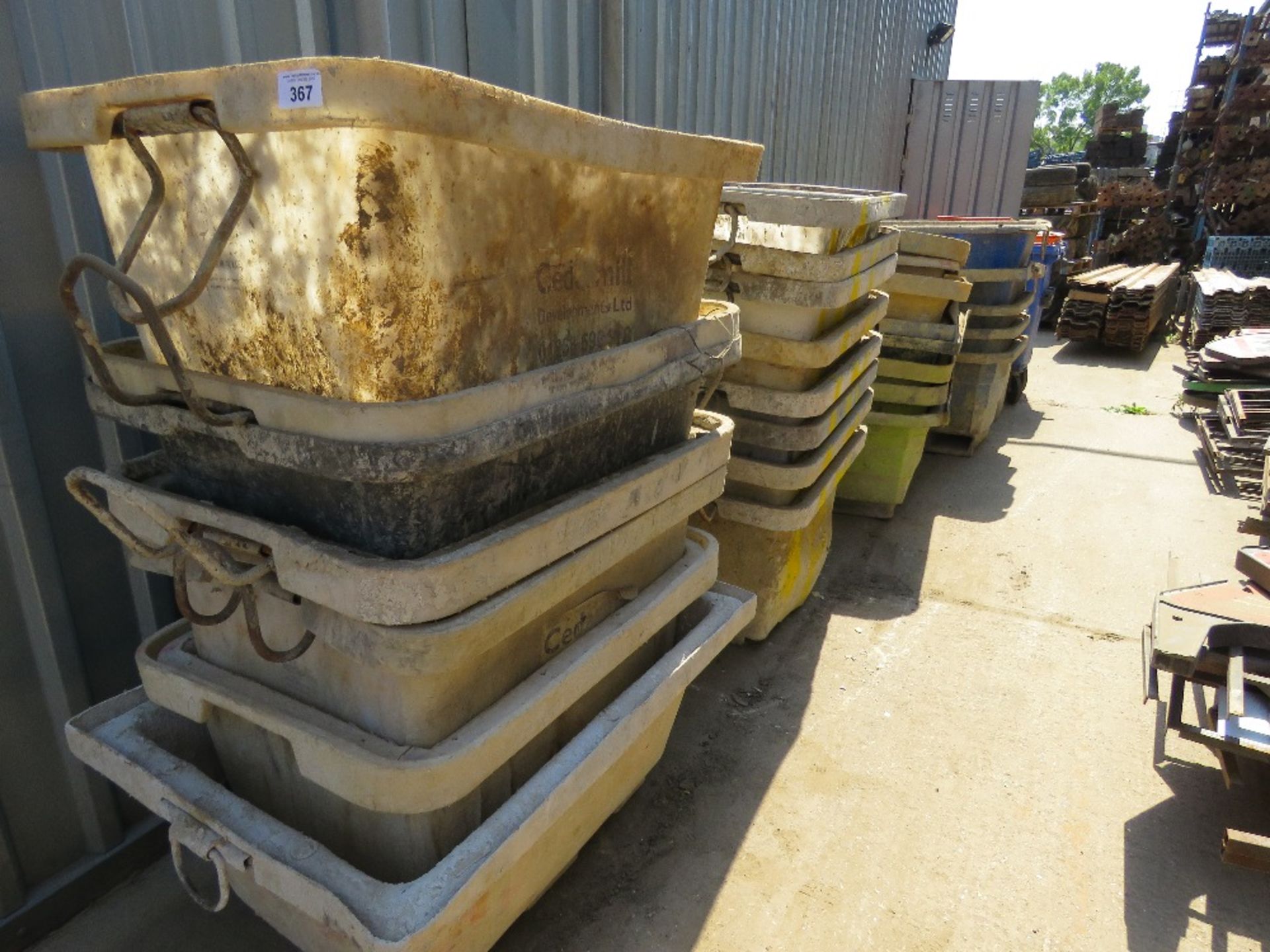 MUCK SKIPS PLUS BINS: 28NO SKIPS AND 3 X BINS APPROX. LOT LOCATION: SS13 1EF, BASILDON, ESSEX.