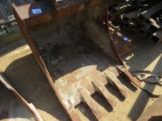 TOOTHED DOOSAN 14 TONNE EXCAVATOR BUCKET ON 65MM PINS, 3FT WIDTH. LOT LOCATION: SS13 1EF, BASILDON,