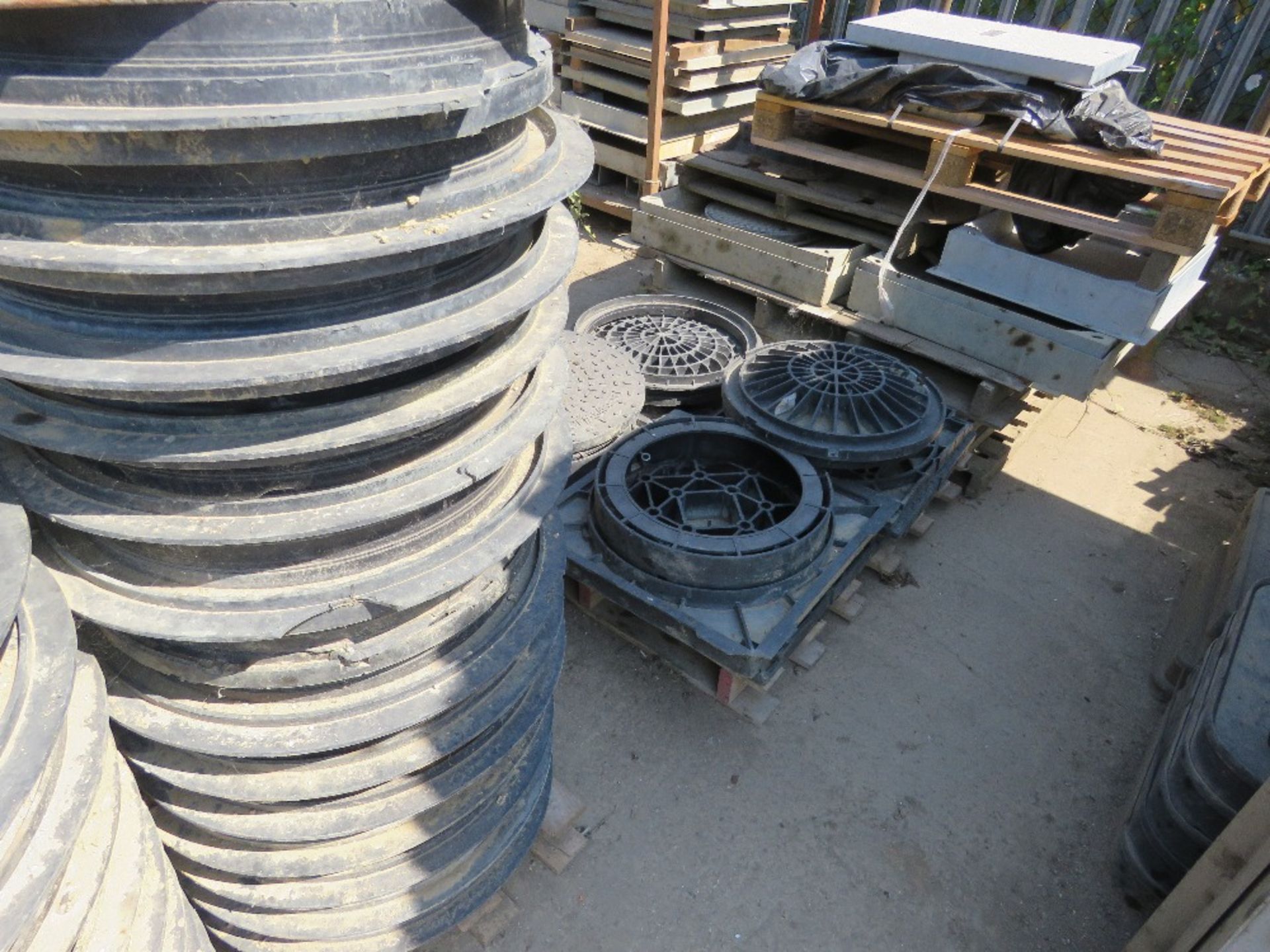 LARGE QUANTITY OF DRAINAGE MANHOLE COVERS AND SURROUNDS ETC, MAINLY PLASTIC. LOT LOCATION: SS13 1EF,