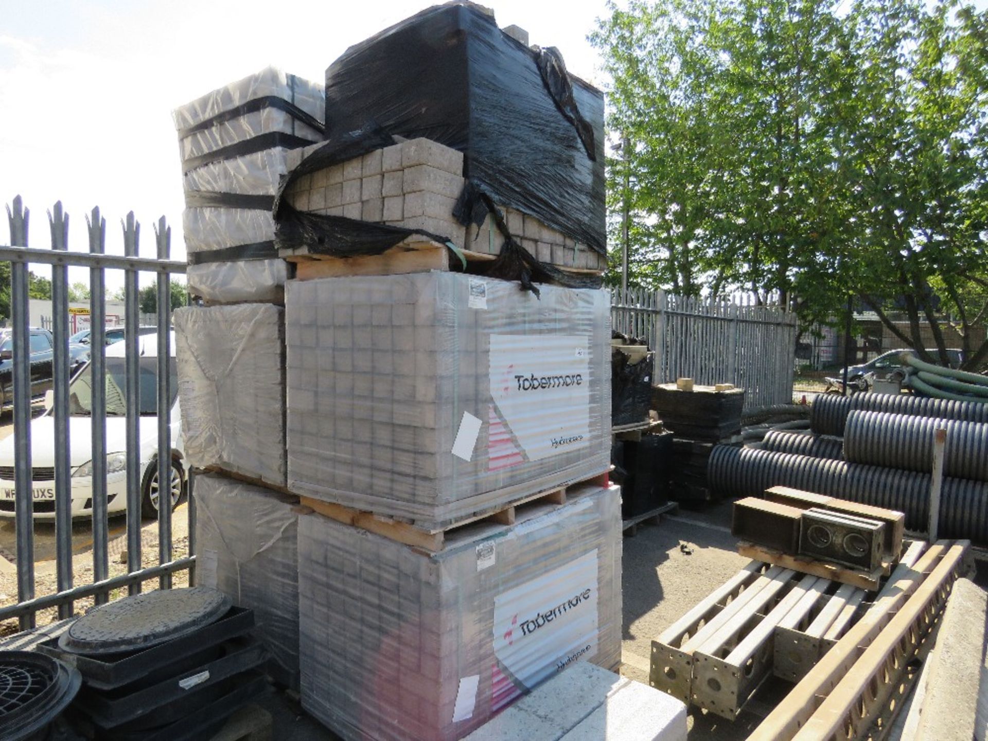 6 X PALLETS OF GREY BLOCK PAVERS. LOT LOCATION: SS13 1EF, BASILDON, ESSEX.