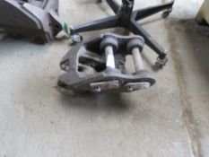 HYDRAULIC EXCAVATOR QUICK HITCH, 35MM PINS. LOT LOCATION: SS13 1EF, BASILDON, ESSEX.