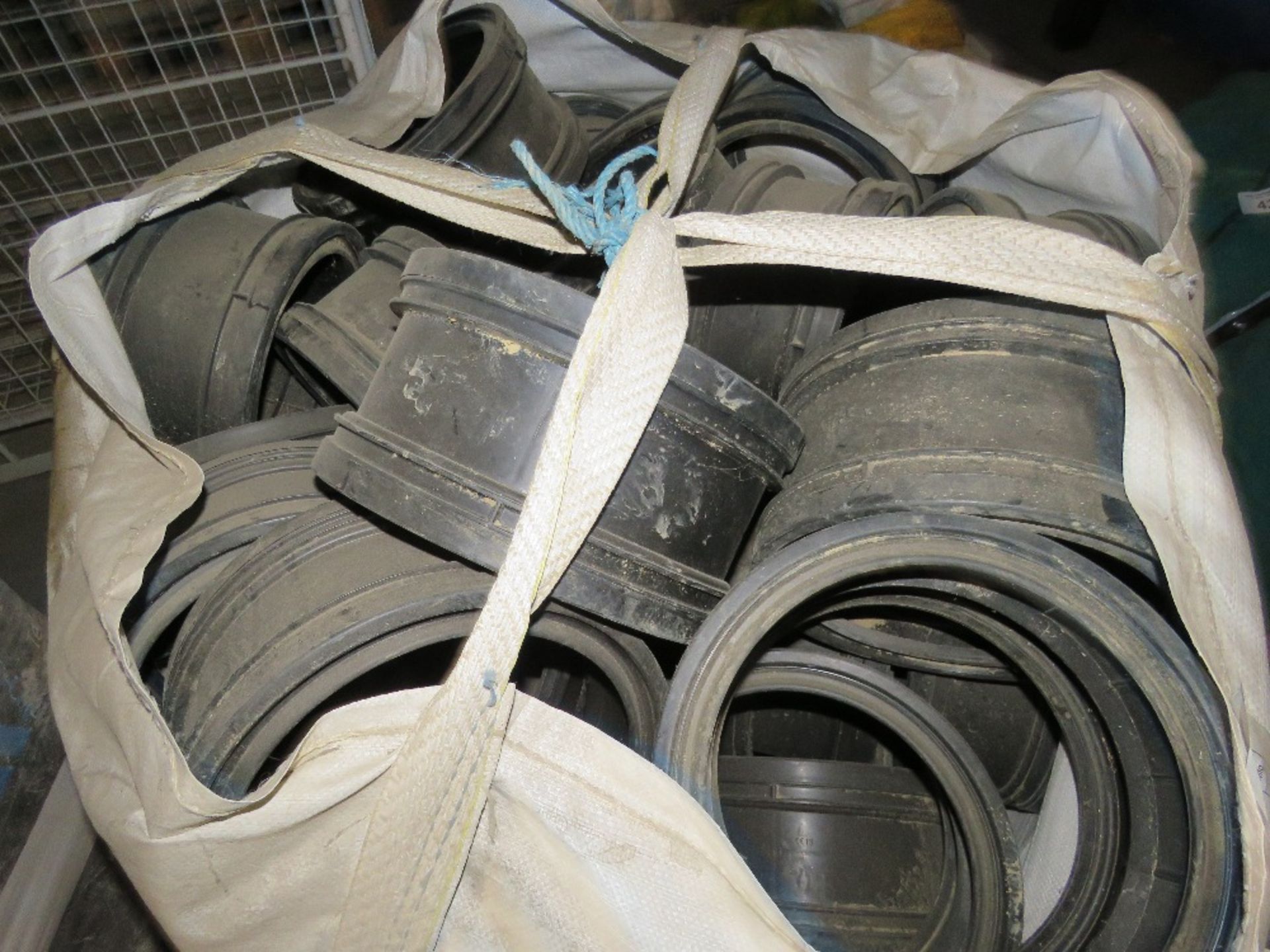 8 X BULK BAGS OF ASSORTED PLASTIC PIPE FITTINGS. LOT LOCATION: SS13 1EF, BASILDON, ESSEX. - Image 8 of 8