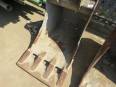 TOOTHED DOOSAN 14 TONNE EXCAVATOR BUCKET ON 65MM PINS, 30" WIDTH. LOT LOCATION: SS13 1EF, BASILDON,