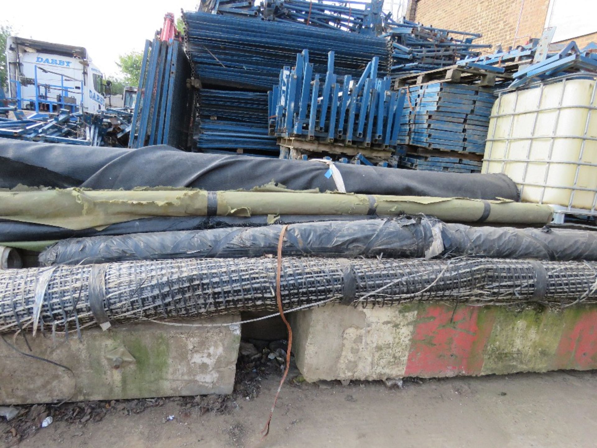 QUANTITY OF ASSORTED ROLLS OF MEMBRANE AND MESH MATERIAL AS SHOWN. LOT LOCATION: SS13 1EF, BASILDON - Image 4 of 4