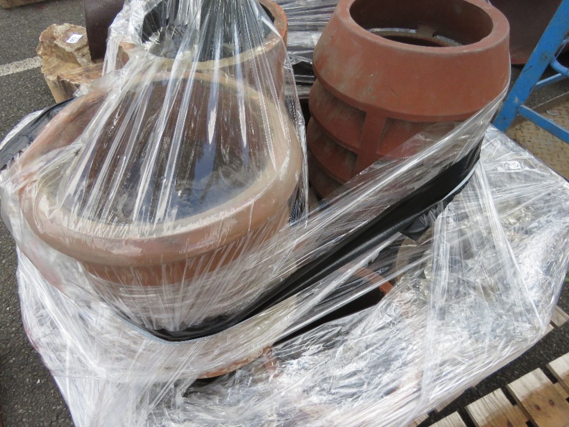 PALLET OF ASSORTED CHIMNEY POTS/PIPES. LOT LOCATION: SS13 1EF, BASILDON, ESSEX.