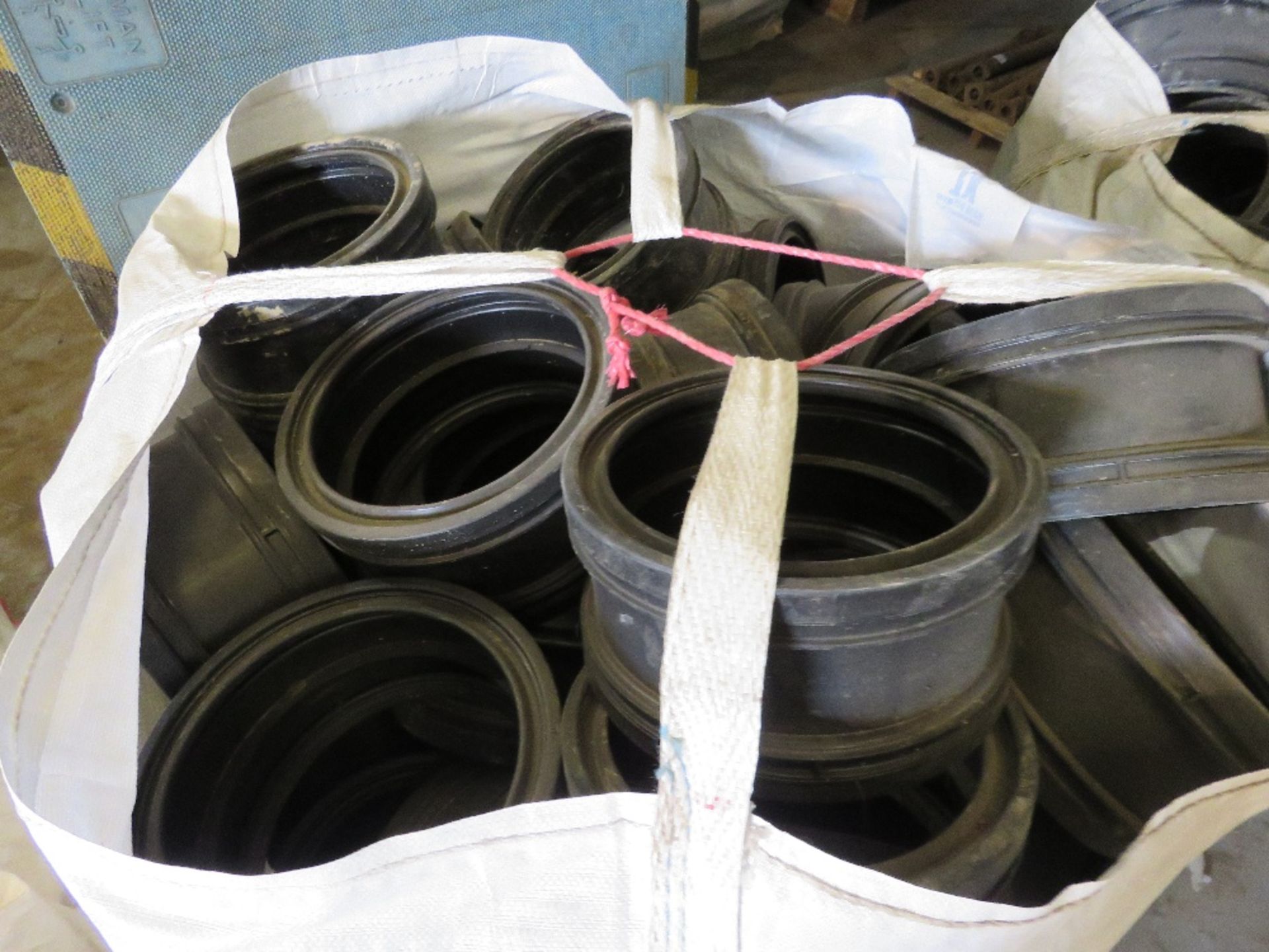 8 X BULK BAGS OF ASSORTED PLASTIC PIPE FITTINGS. LOT LOCATION: SS13 1EF, BASILDON, ESSEX. - Image 4 of 8