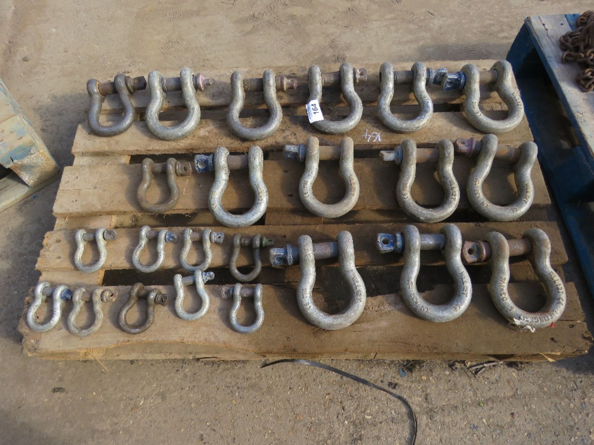 PALLET CONTAINING ASSORTED LIFTING SHACKLES. LOT LOCATION: SS13 1EF, BASILDON, ESSEX. - Image 2 of 2