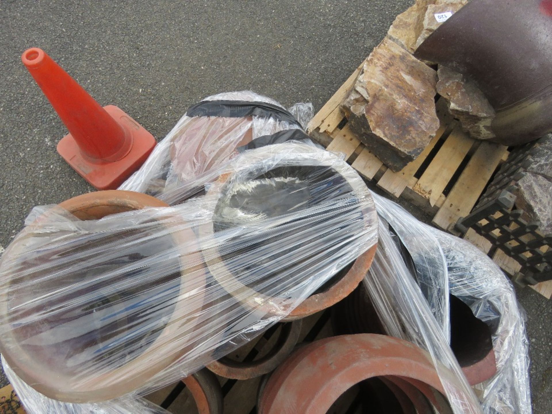 PALLET OF ASSORTED CHIMNEY POTS/PIPES. LOT LOCATION: SS13 1EF, BASILDON, ESSEX. - Image 3 of 3