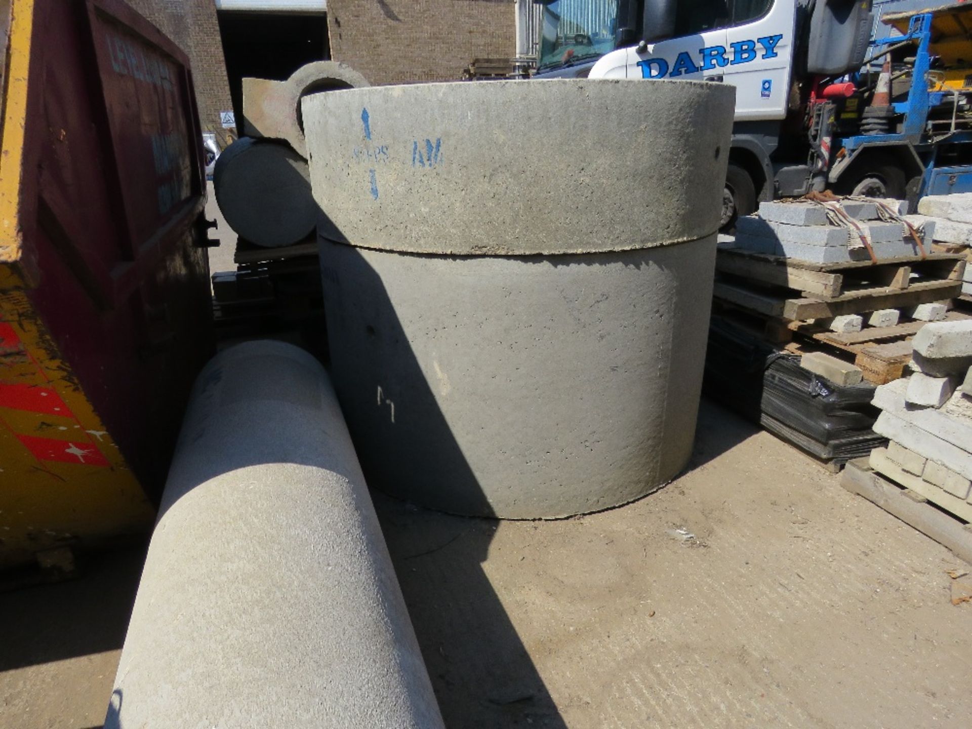 ASSORTED CONCRETE MANHOLE RINGS, TOPS AND A LARGE PIPE. LOT LOCATION: SS13 1EF, BASILDON, ESSEX. - Image 10 of 10