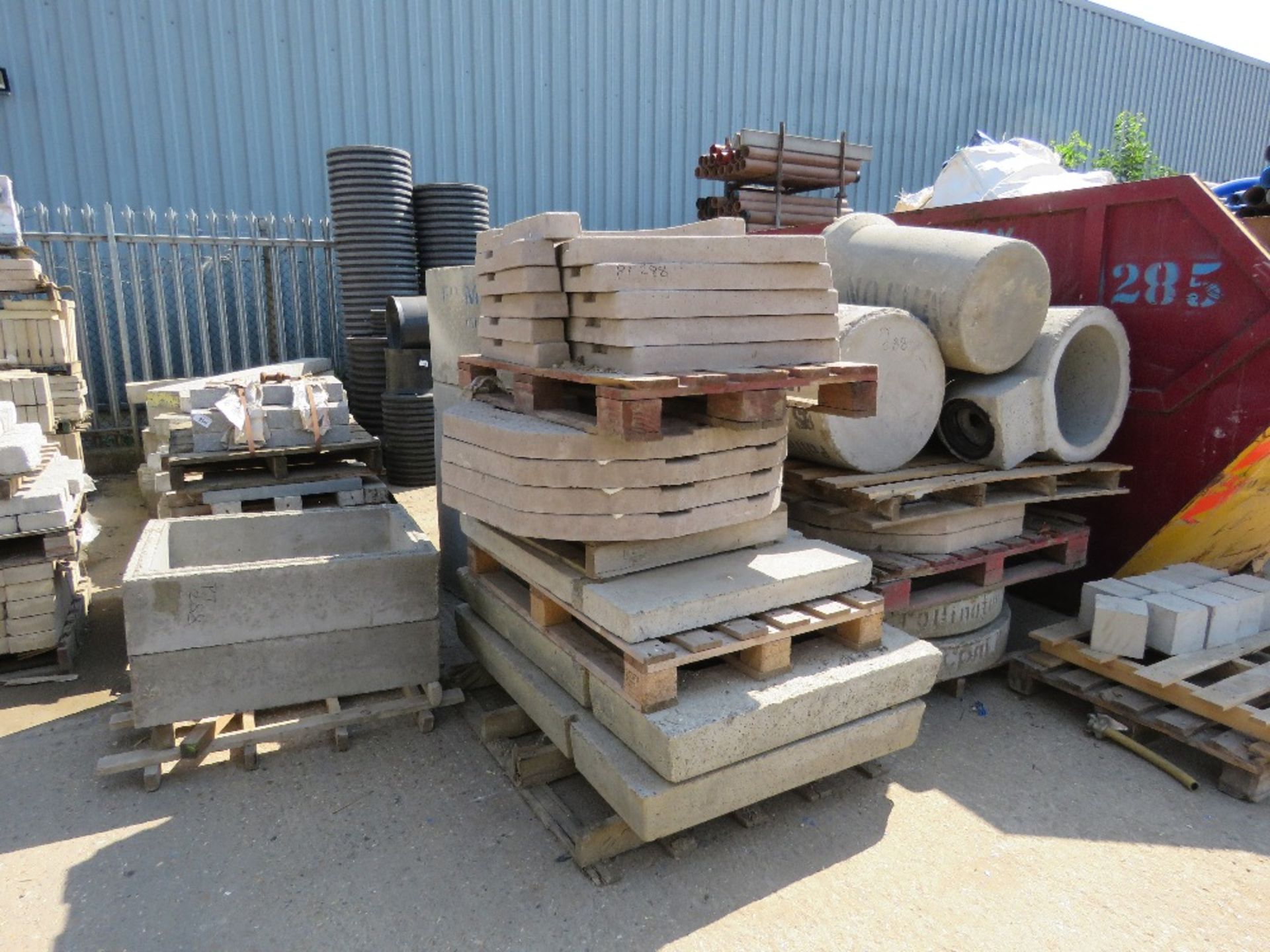 ASSORTED CONCRETE MANHOLE RINGS, TOPS AND A LARGE PIPE. LOT LOCATION: SS13 1EF, BASILDON, ESSEX.