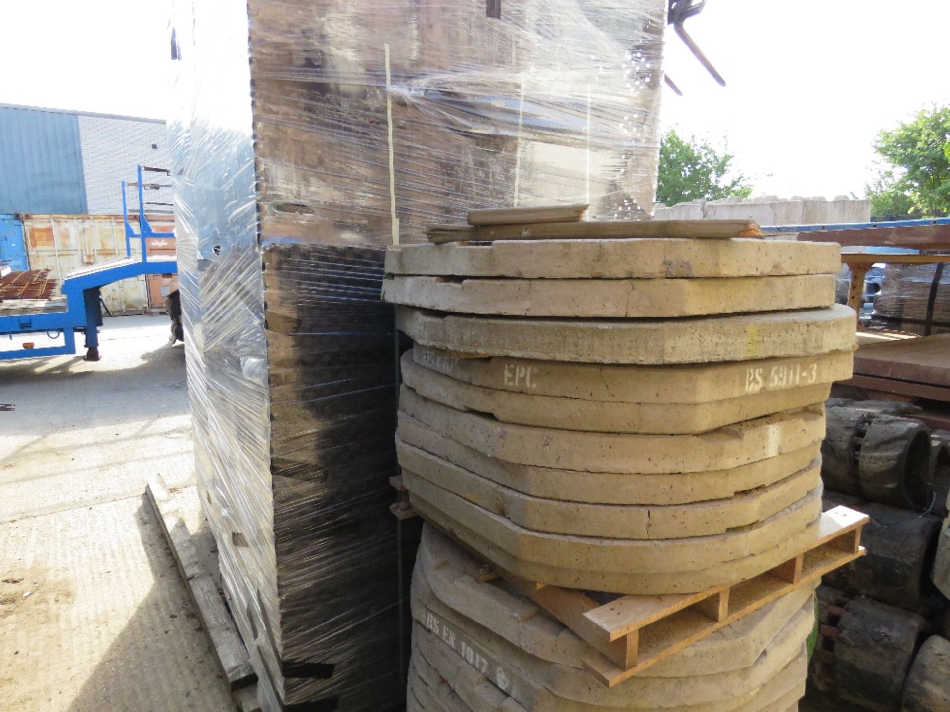 LARGE QUANTITY OF PLASTIC DRAINAGE BOXES/MANHOLE FORMS. LOT LOCATION: SS13 1EF, BASILDON, ESSEX. - Image 3 of 4