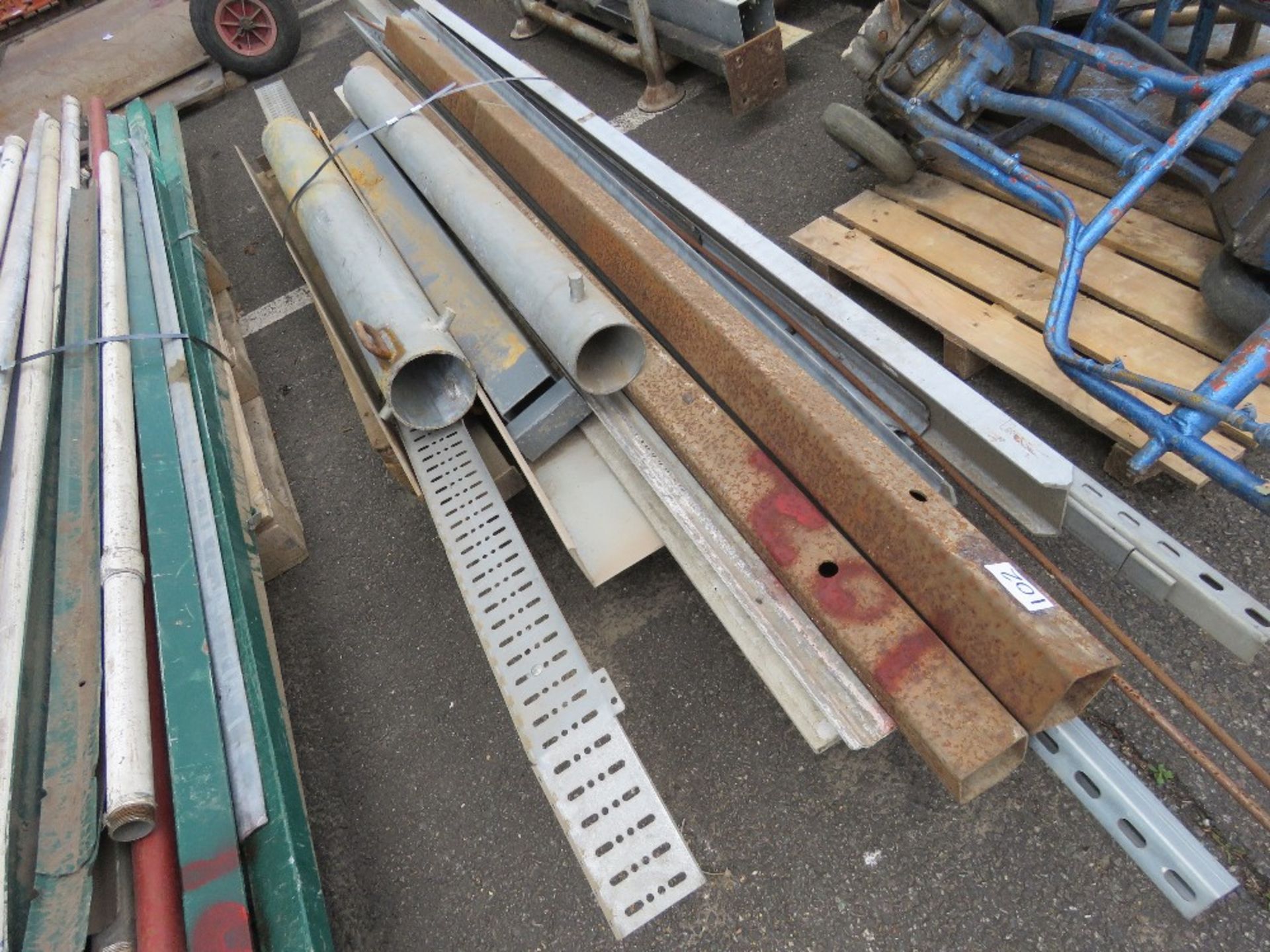 ASSORTED STEEL POSTS AND USEFUL STEEL. LOT LOCATION: SS13 1EF, BASILDON, ESSEX. - Image 2 of 3