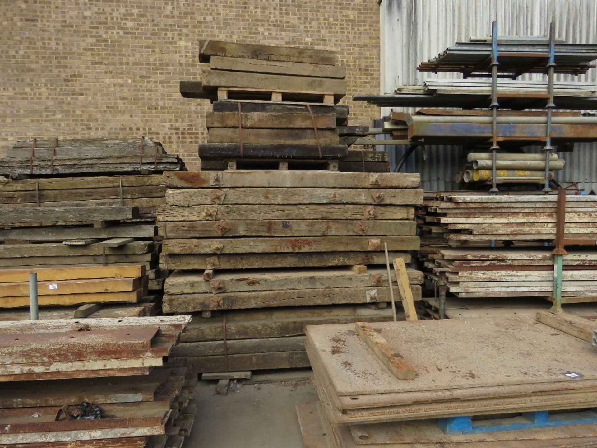STACK CONTAINING SLEEPERS AND HEAVY TIMBERS ETC, APPROXIMATELY 130 NO LENGTHS IN TOTAL. LOT LOCATIO - Image 2 of 5
