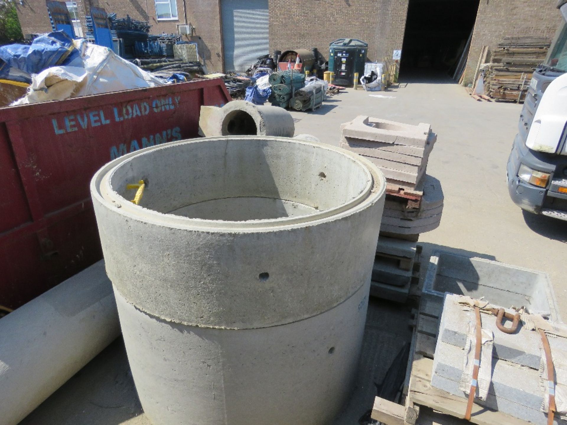 ASSORTED CONCRETE MANHOLE RINGS, TOPS AND A LARGE PIPE. LOT LOCATION: SS13 1EF, BASILDON, ESSEX. - Image 5 of 10