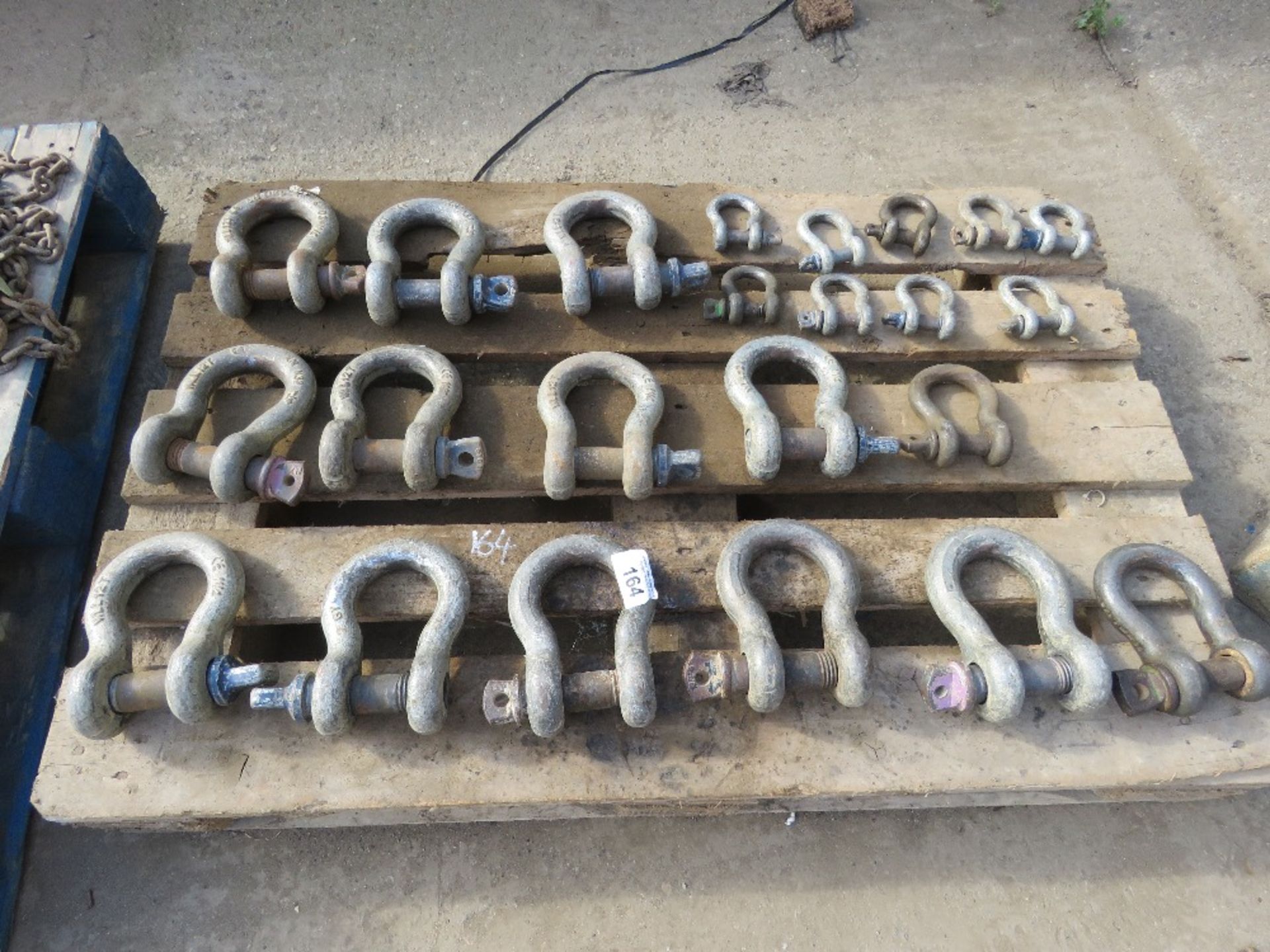 PALLET CONTAINING ASSORTED LIFTING SHACKLES. LOT LOCATION: SS13 1EF, BASILDON, ESSEX.