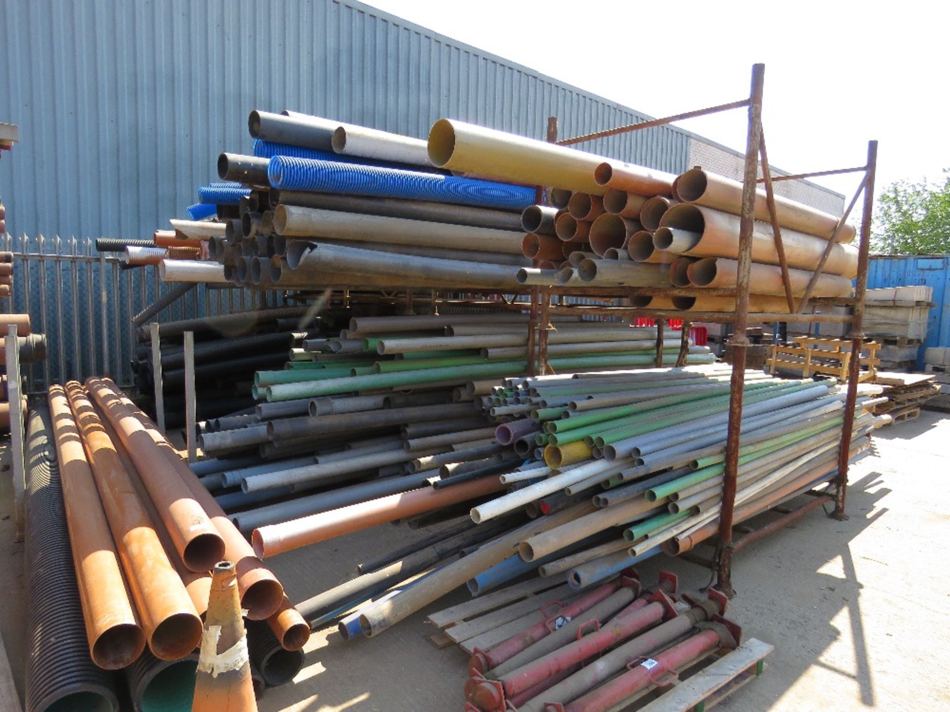 8 X LARGE STILLAGES OF PLASTIC DRAINAGE AND DUCTING PIPES. LOT LOCATION: SS13 1EF, BASILDON, ESSEX. - Image 2 of 14