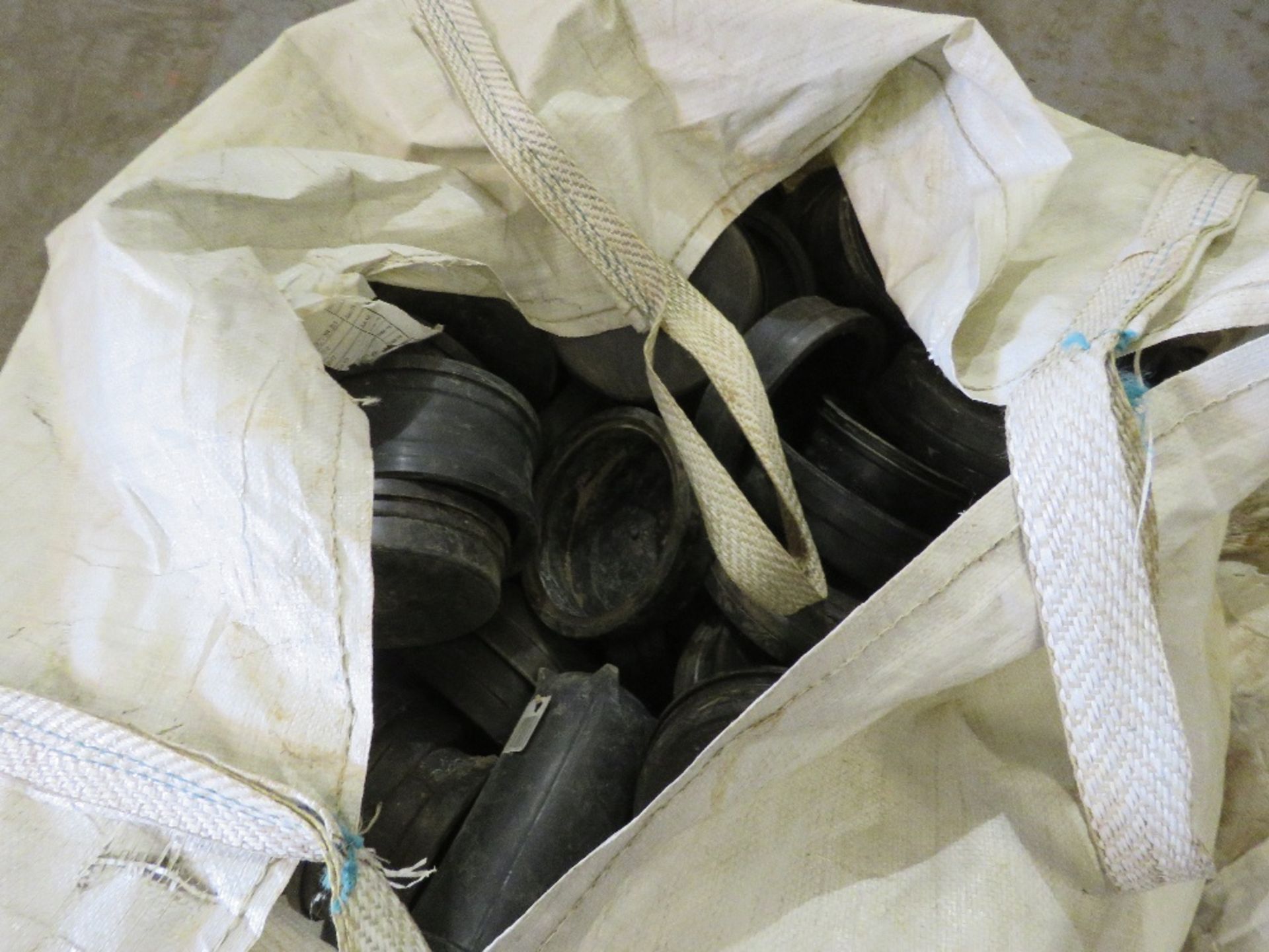 8 X BULK BAGS OF ASSORTED PLASTIC PIPE FITTINGS. LOT LOCATION: SS13 1EF, BASILDON, ESSEX. - Image 2 of 8