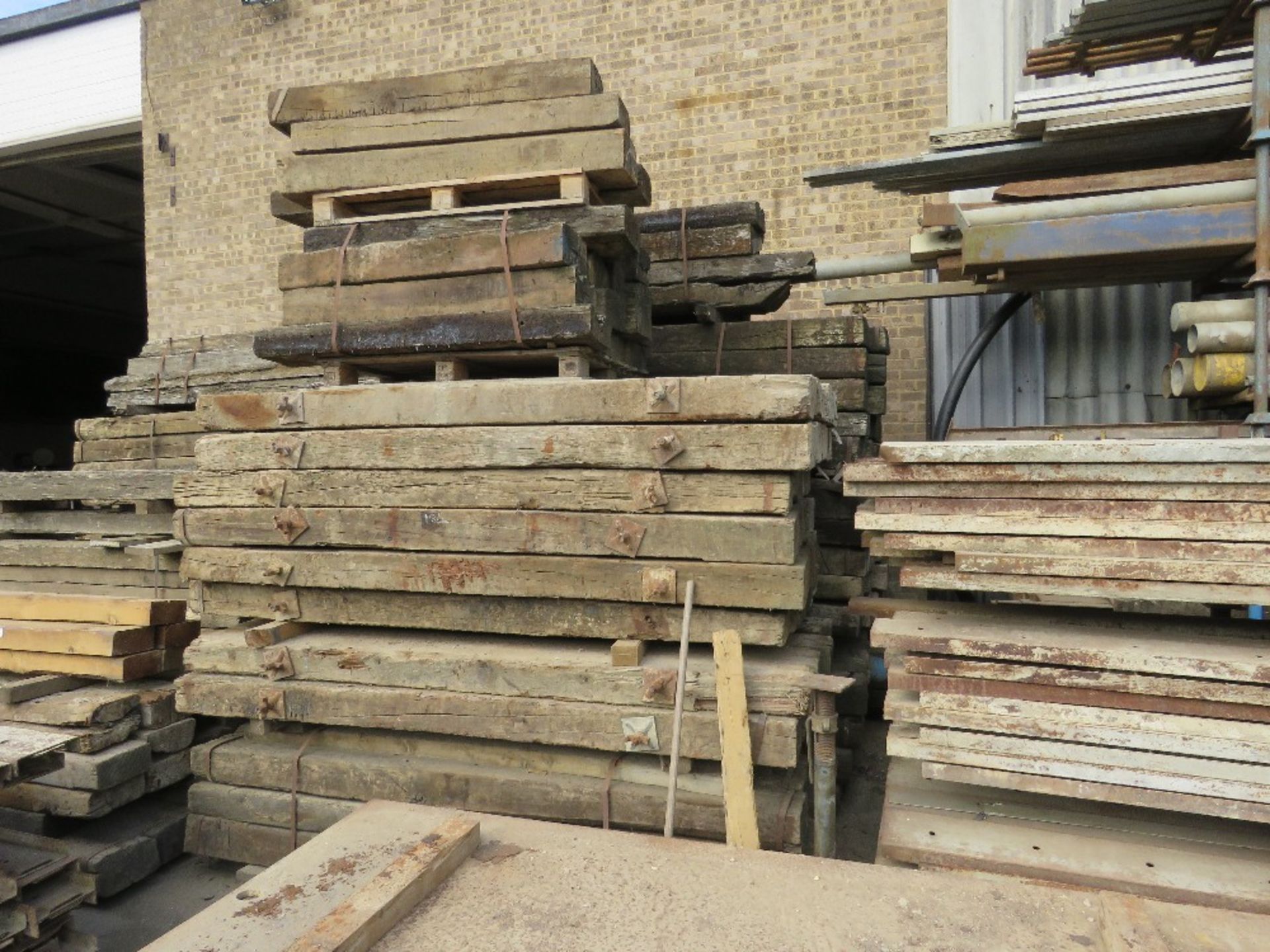 STACK CONTAINING SLEEPERS AND HEAVY TIMBERS ETC, APPROXIMATELY 130 NO LENGTHS IN TOTAL. LOT LOCATIO - Image 3 of 5