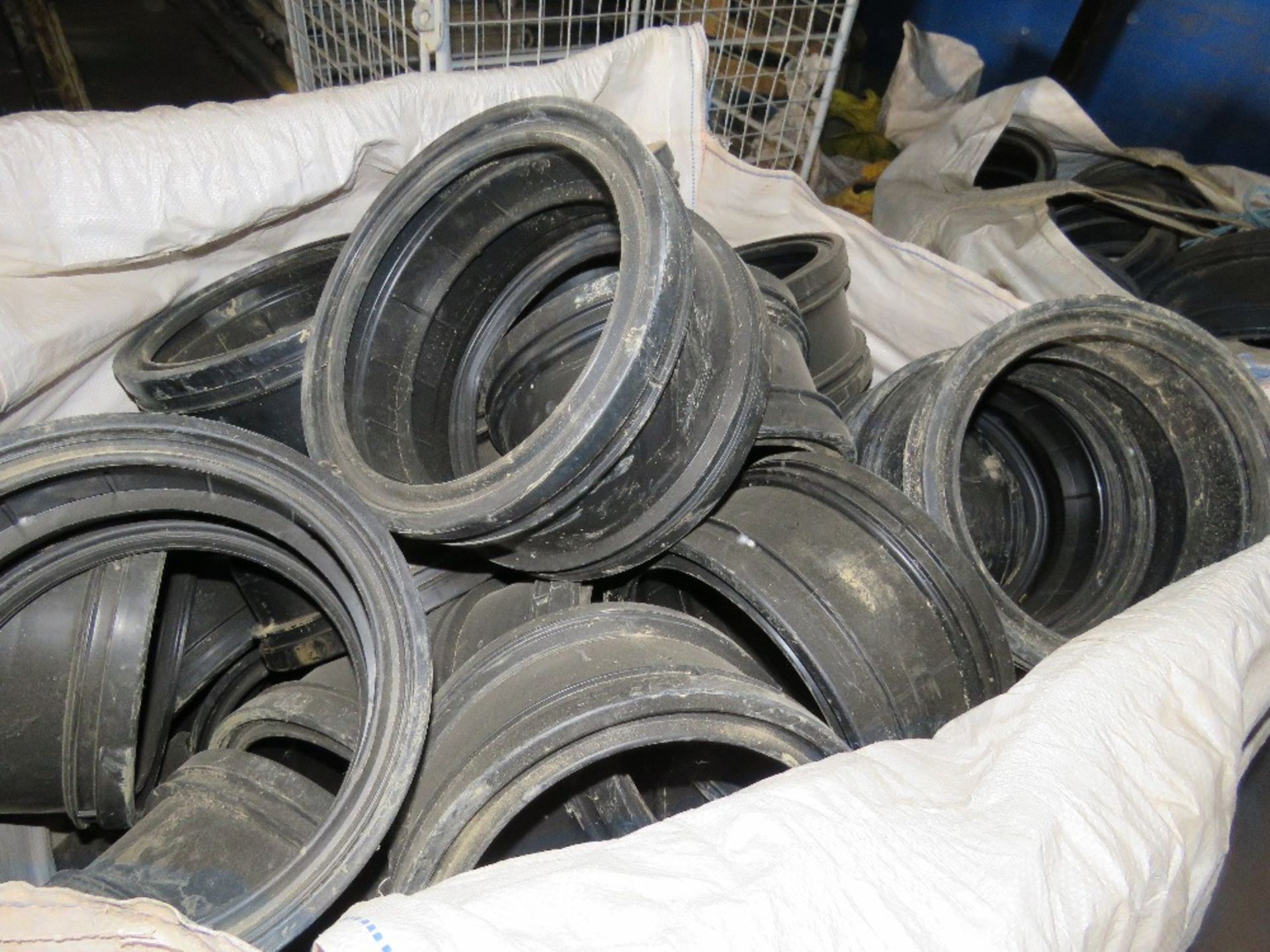 8 X BULK BAGS OF ASSORTED PLASTIC PIPE FITTINGS. LOT LOCATION: SS13 1EF, BASILDON, ESSEX. - Image 7 of 8