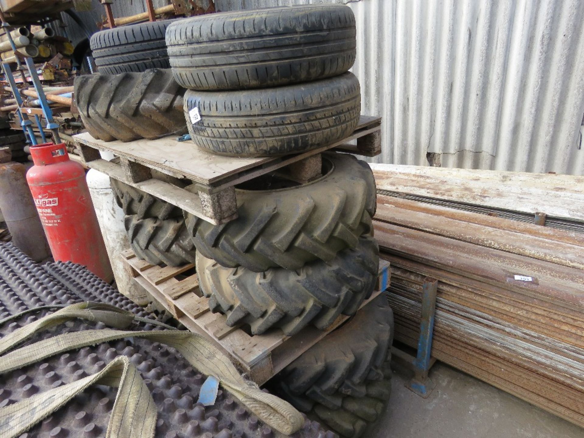 3 X PALLETS OF ASSORTED MACHINERY WHEELS AND TYRES INCLUDING 8 X HIGH TIP DUMPER WHEELS. LOT LOCATI - Image 3 of 3