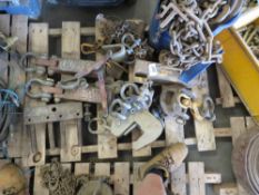 ASSORTED CHAINS AND LIFTING EQUIPMENT. LOT LOCATION: SS13 1EF, BASILDON, ESSEX.