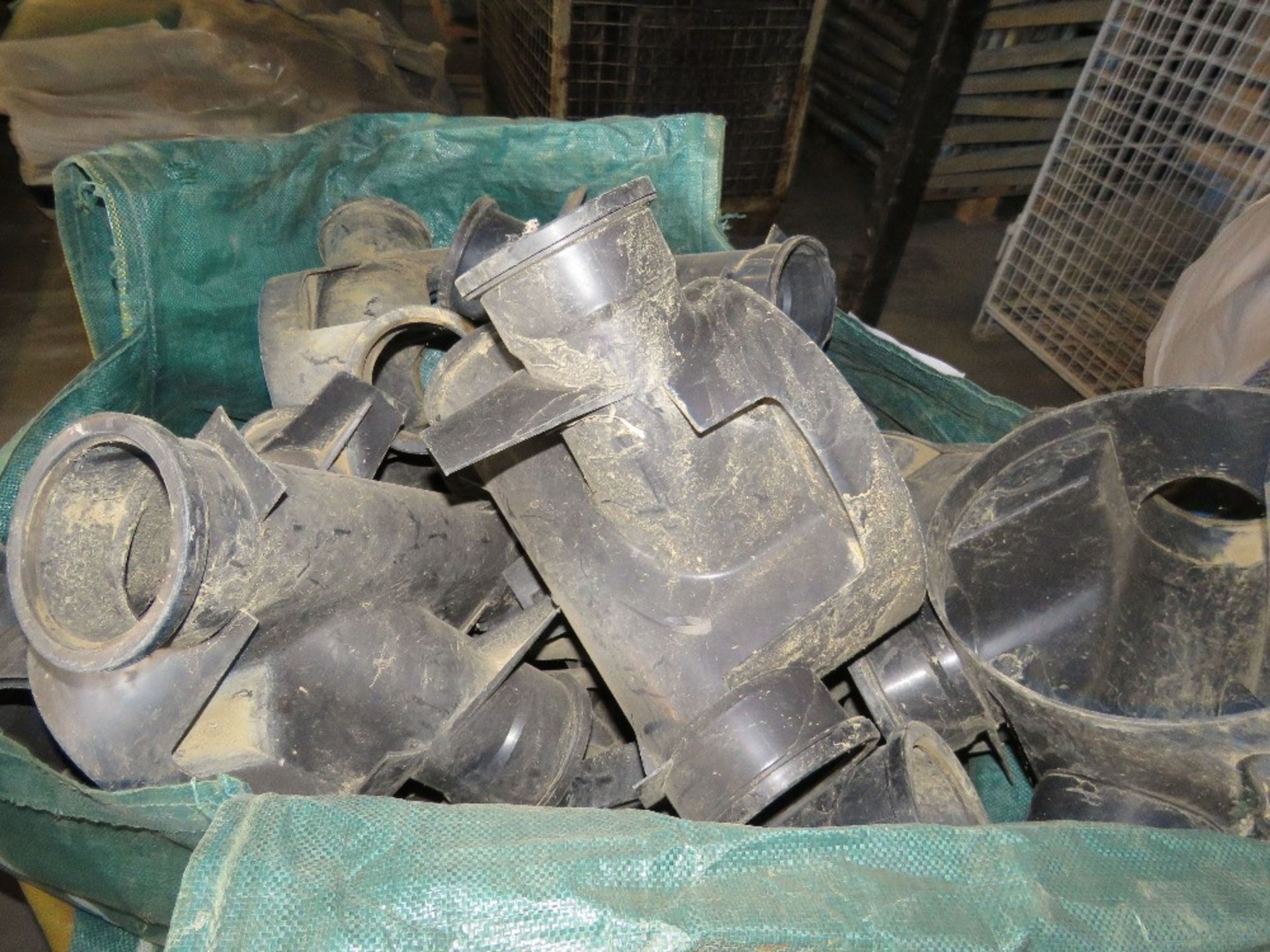 8 X BULK BAGS OF ASSORTED PLASTIC PIPE FITTINGS. LOT LOCATION: SS13 1EF, BASILDON, ESSEX. - Image 6 of 8