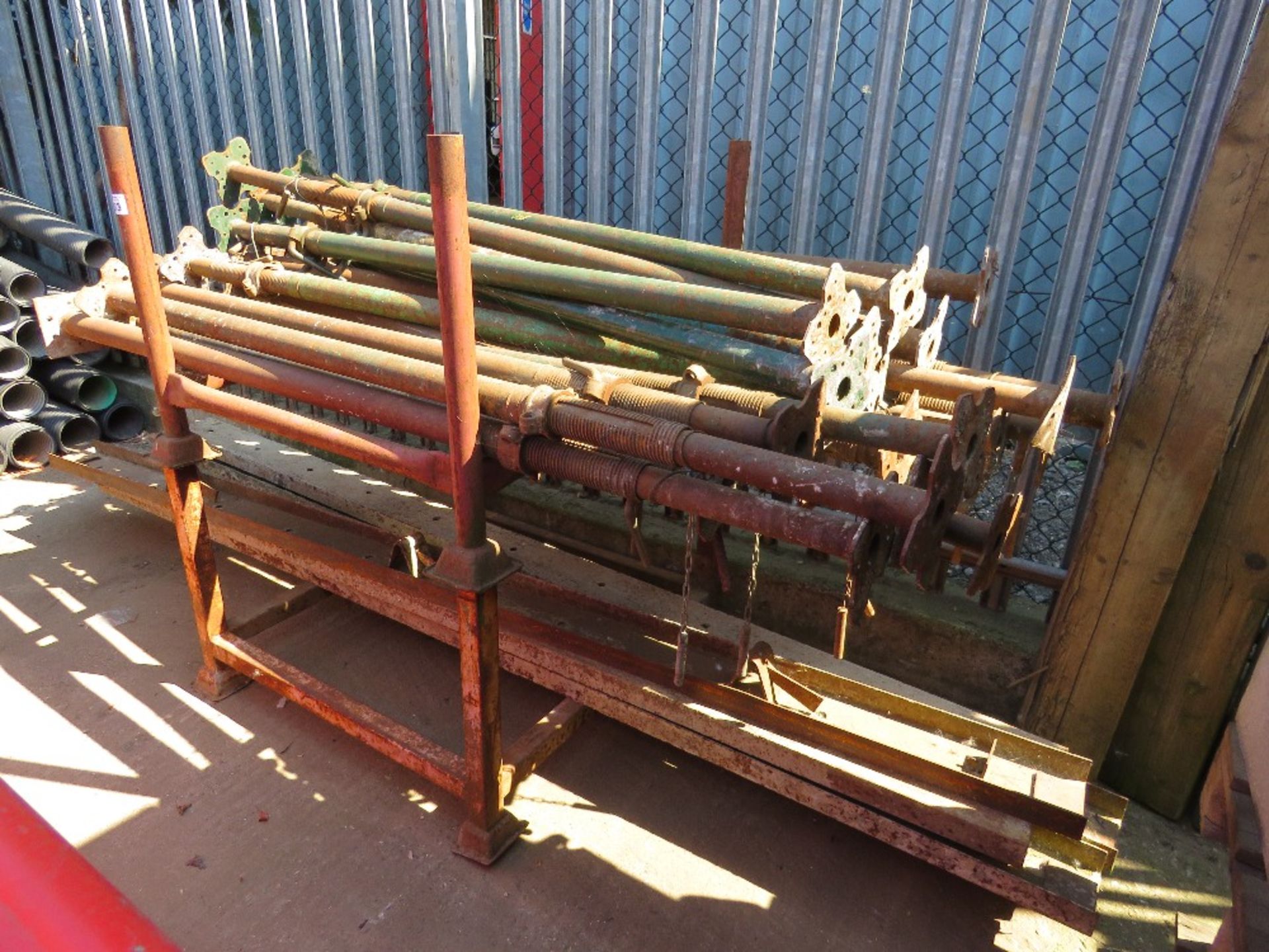 2 X STILLAGES CONTAINING APPROXIMATELY 22NO ACROW TYPE PROPS PLUS 5 X ROAD FORMS. LOT LOCATION: SS13 - Image 2 of 3