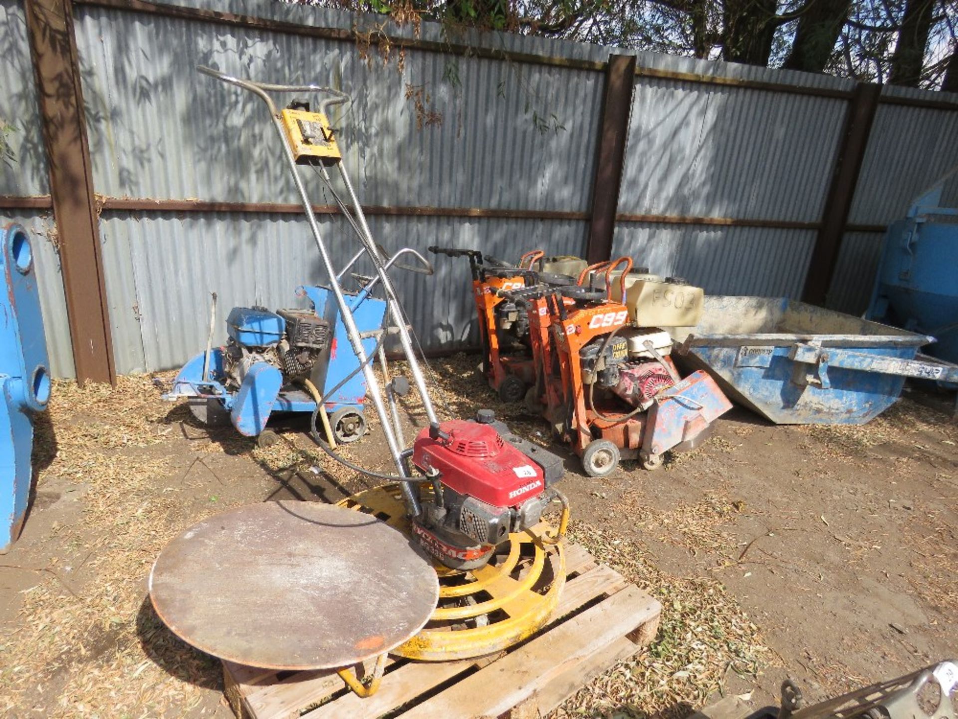 DYNAPAC PETROL ENGINED CONCRETE POWER FLOAT WITH PAN ATTACHMENT. LOT LOCATION: THE STONDON HALL