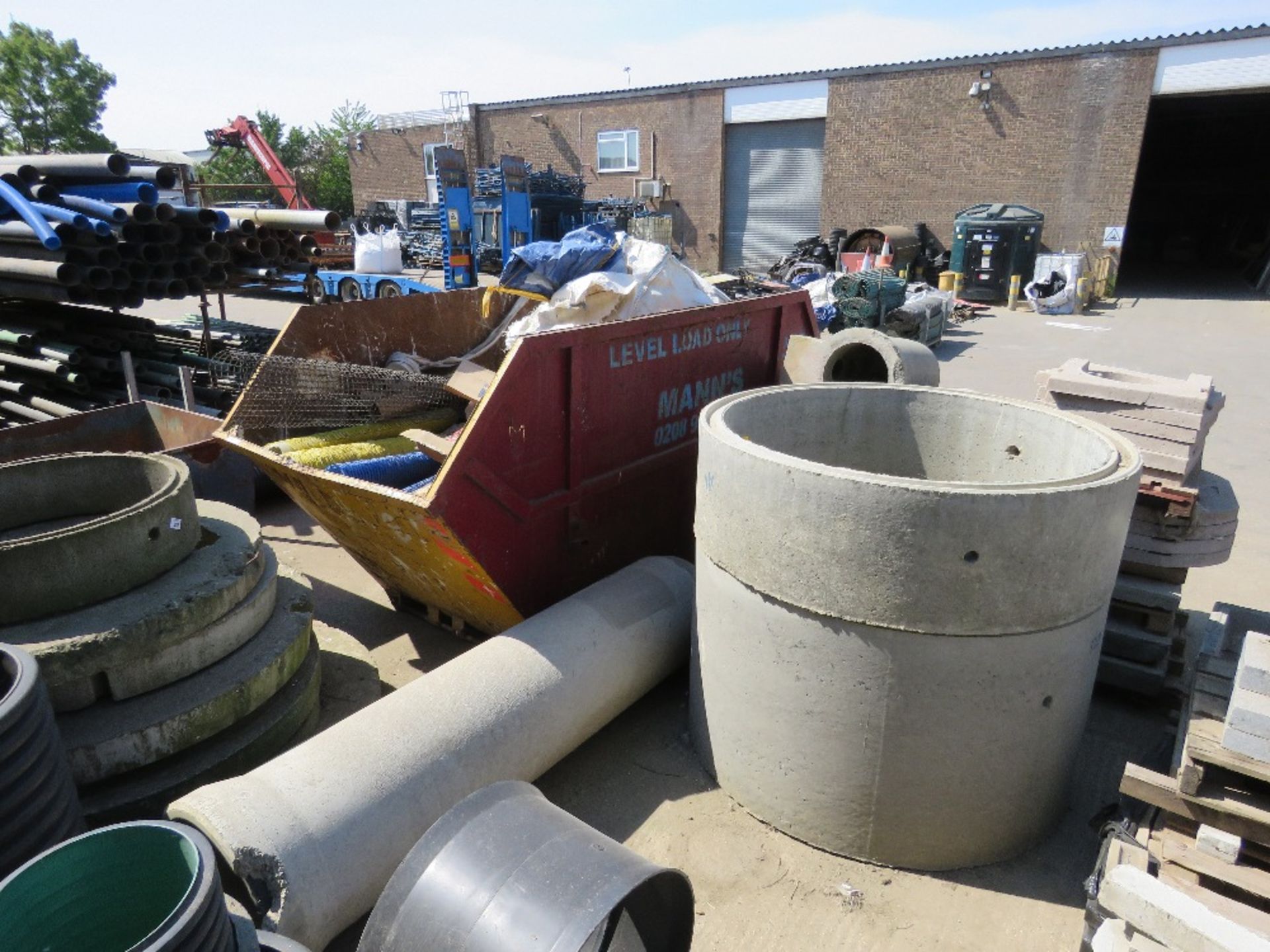 ASSORTED CONCRETE MANHOLE RINGS, TOPS AND A LARGE PIPE. LOT LOCATION: SS13 1EF, BASILDON, ESSEX. - Image 4 of 10