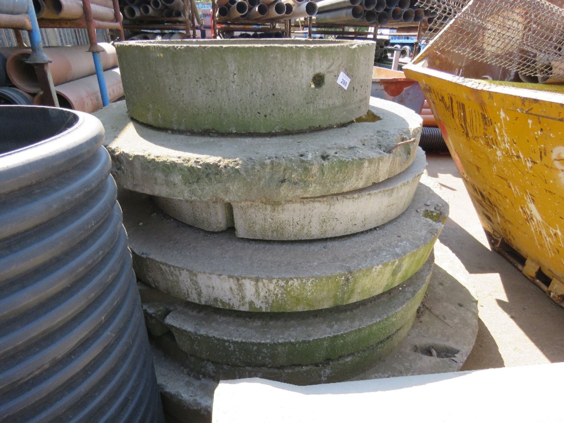 ASSORTED CONCRETE MANHOLE RINGS, TOPS AND A LARGE PIPE. LOT LOCATION: SS13 1EF, BASILDON, ESSEX. - Image 9 of 10