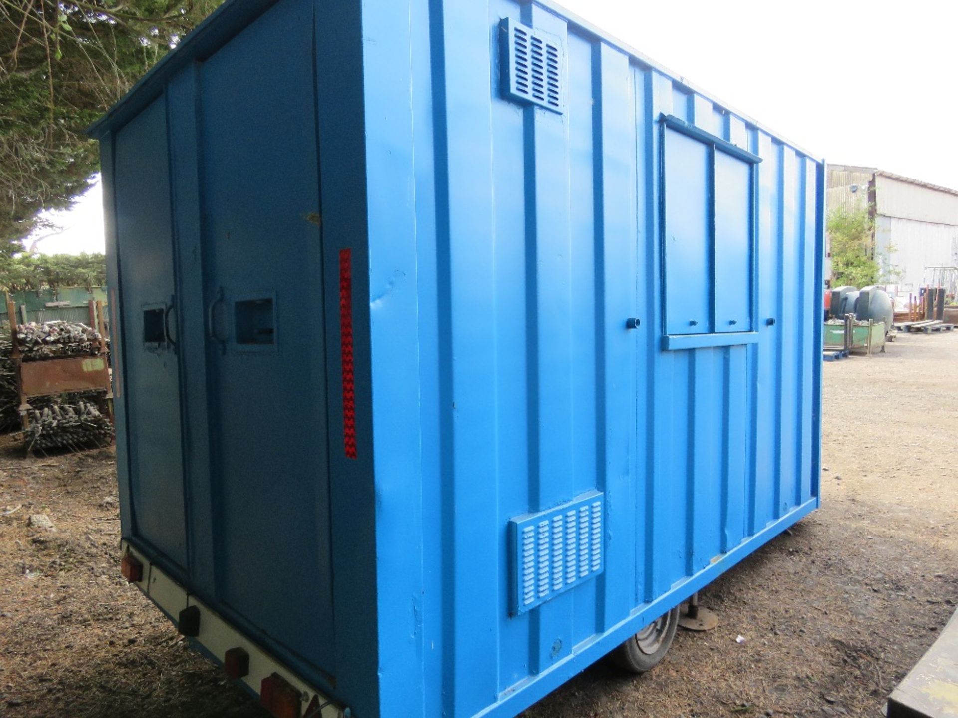 GROUNDHOG TOWED WELFARE UNIT WITH KITCHEN AREA, TOILET AND DRYING AREA PLUS A DIESEL GENERATOR. WHEN - Image 3 of 13
