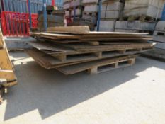 STACK OF APPROXIMATELY 18NO ASSORTED THICKNESS STEEL ROAD PLATES.