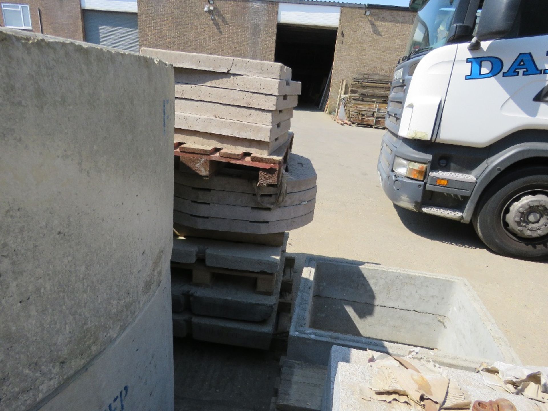 ASSORTED CONCRETE MANHOLE RINGS, TOPS AND A LARGE PIPE. LOT LOCATION: SS13 1EF, BASILDON, ESSEX. - Image 8 of 10