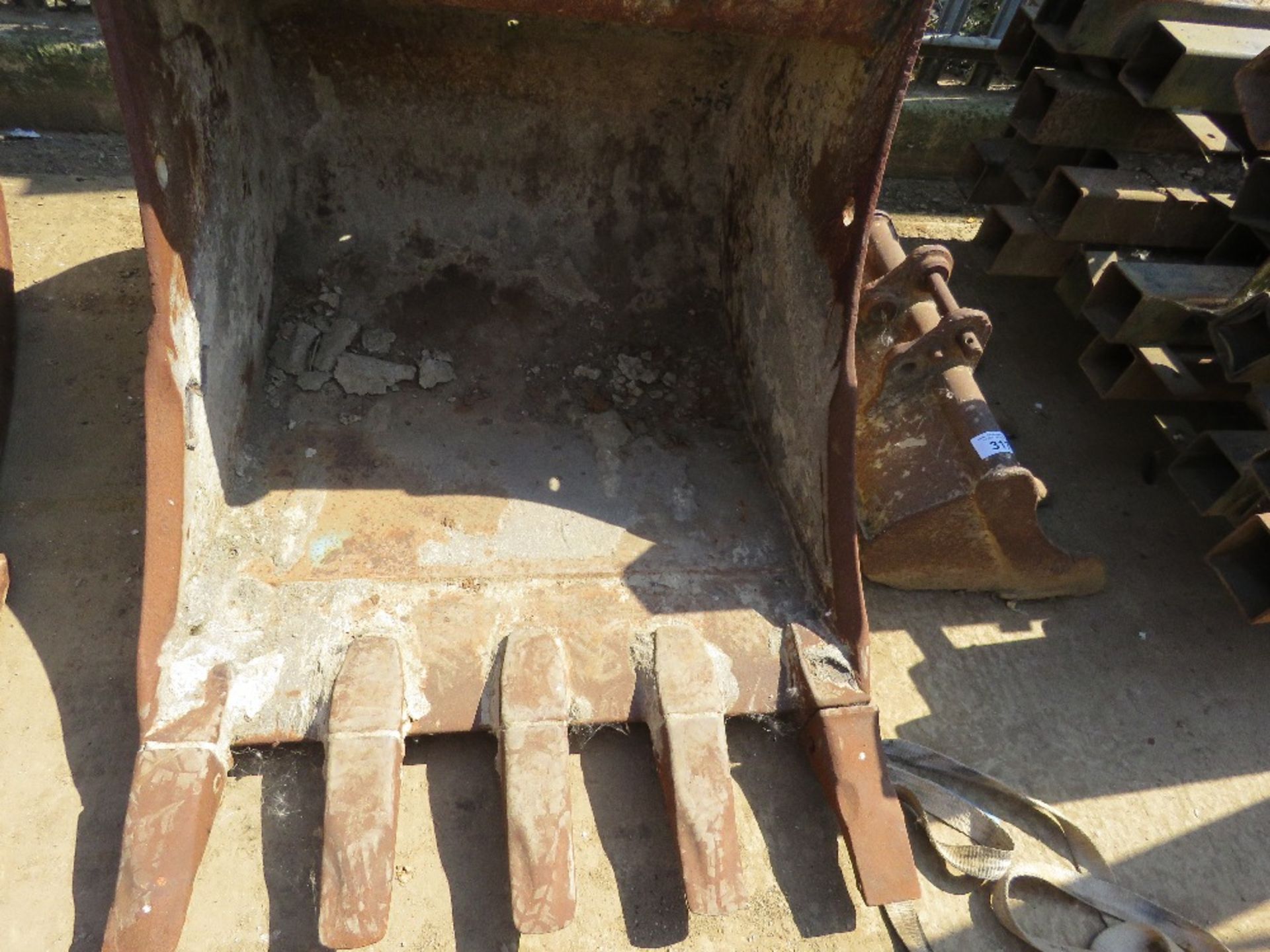 TOOTHED DOOSAN 14 TONNE EXCAVATOR BUCKET ON 65MM PINS, 3FT WIDTH. LOT LOCATION: SS13 1EF, BASILDON, - Image 4 of 4