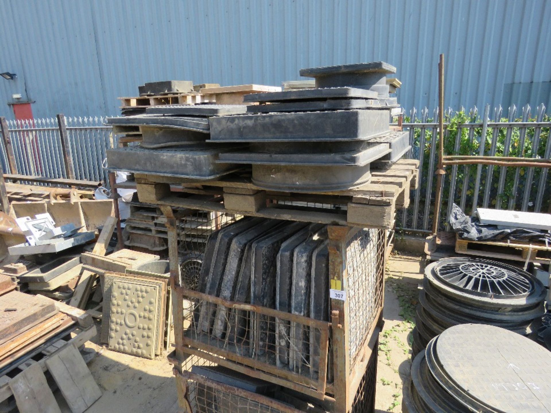 LARGE QUANTITY OF DRAINAGE MANHOLE COVERS AND SURROUNDS ETC, MAINLY PLASTIC. LOT LOCATION: SS13 1EF, - Image 2 of 4