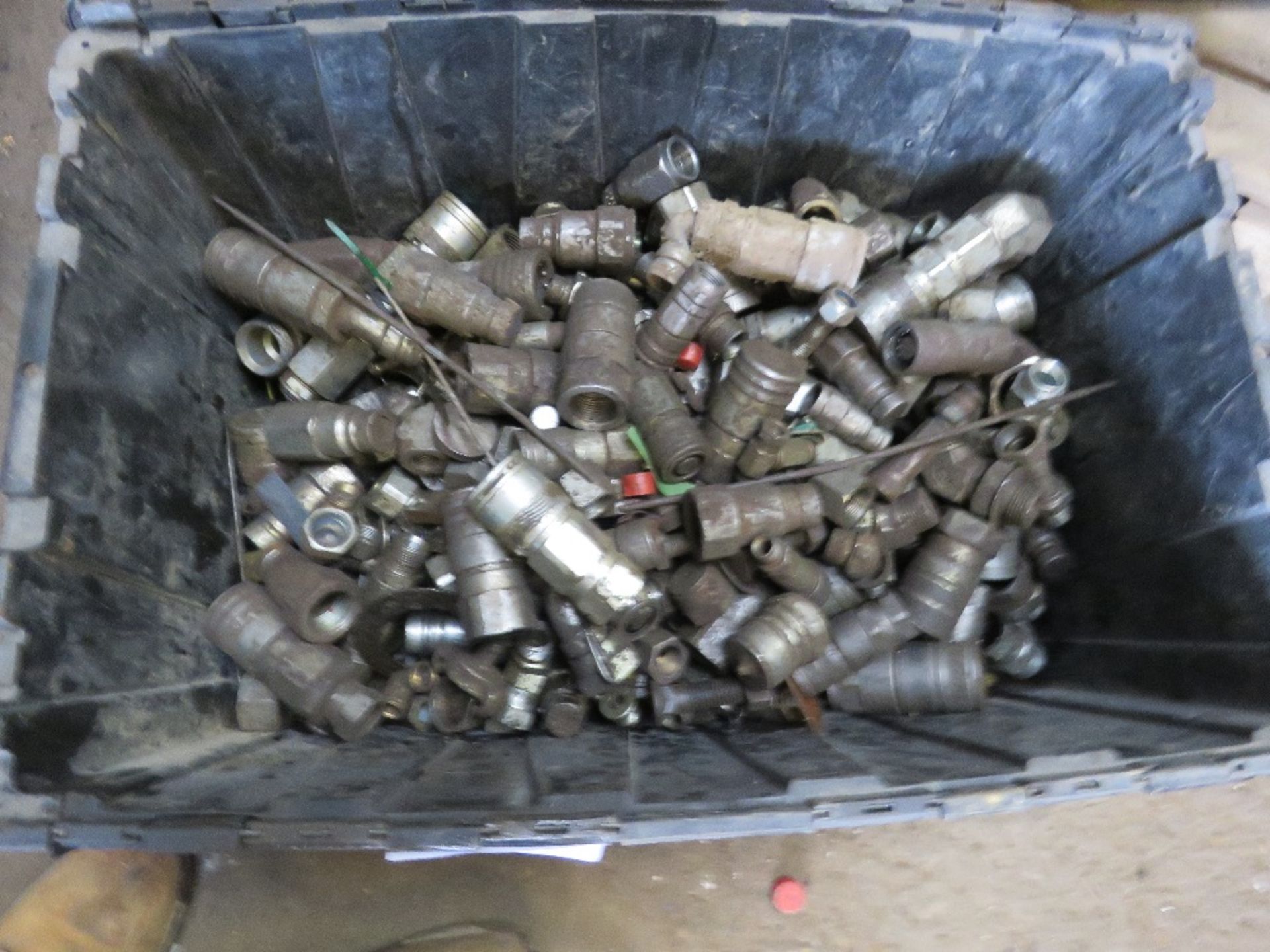 PALLET OF ASSORTED HYDRAULIC HOSES AND A BIN OF FITTINGS. LOT LOCATION: EMERALD HOUSE, SWINBORNE R - Image 2 of 3