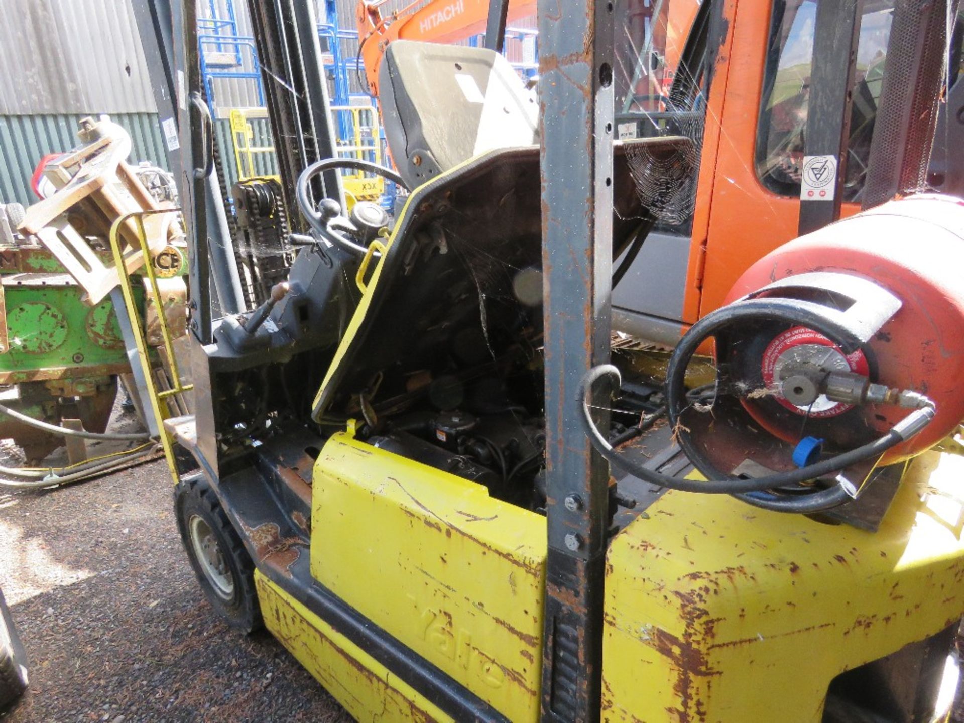YALE GAS POWERED FORKLIFT, 1.5TONNE RATED. STARTER TURNING BUT NOT ENGAGING, THEREFORE WE HAVE BEEN - Image 5 of 5