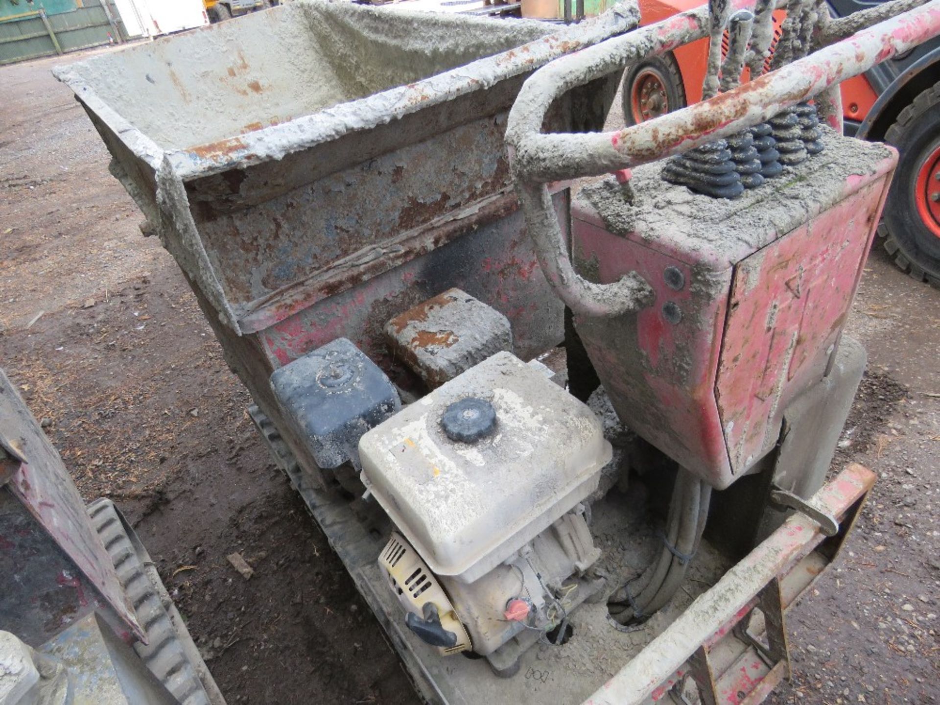 HINOWA HP800 PETROL ENGINED TRACKED DUMPER. BEEN STOOD FOR SOME TIME, UNTESTED, MAY REQUIRE ATTENTI