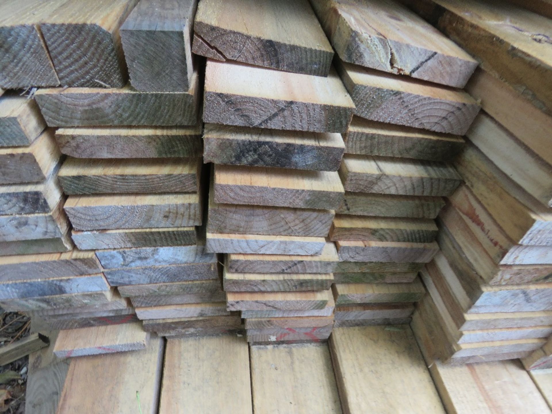 LARGE PACK OF UNTREATED TIMBER BOARDS AND BATTENS: BOARDS 125MM X 25MM AND TIMBERS 50MM X 50MM , 2.1 - Image 3 of 5