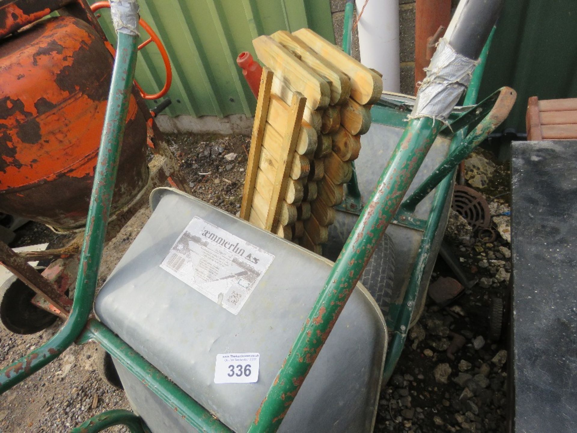 2 X WHEELBARROWS PLUS 4 X LAWN EDGING STRIPS. THIS LOT IS SOLD UNDER THE AUCTIONEERS MARGIN SCHEME - Image 2 of 3