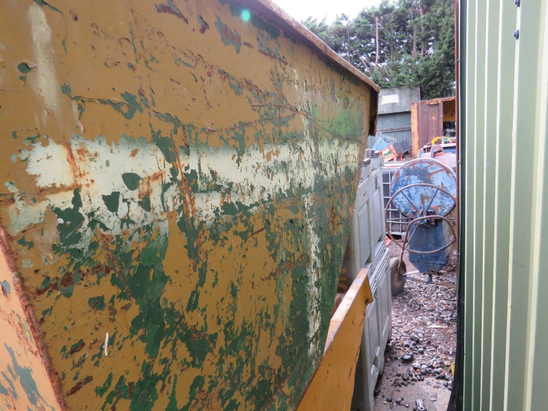 FORKLIFT TIPPING SKIP. FLOOR NEEDS ATTENTION. - Image 3 of 4