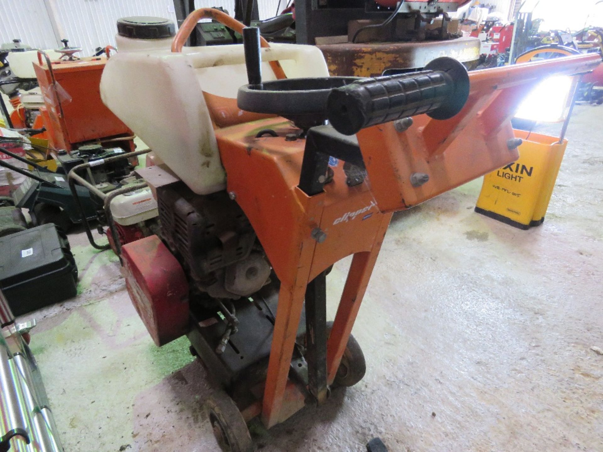CLIPPER PETROL ENGINED FLOOR SAW WITH TANK AND BLADE. THIS LOT IS SOLD UNDER THE AUCTIONEERS MARGIN - Image 4 of 4